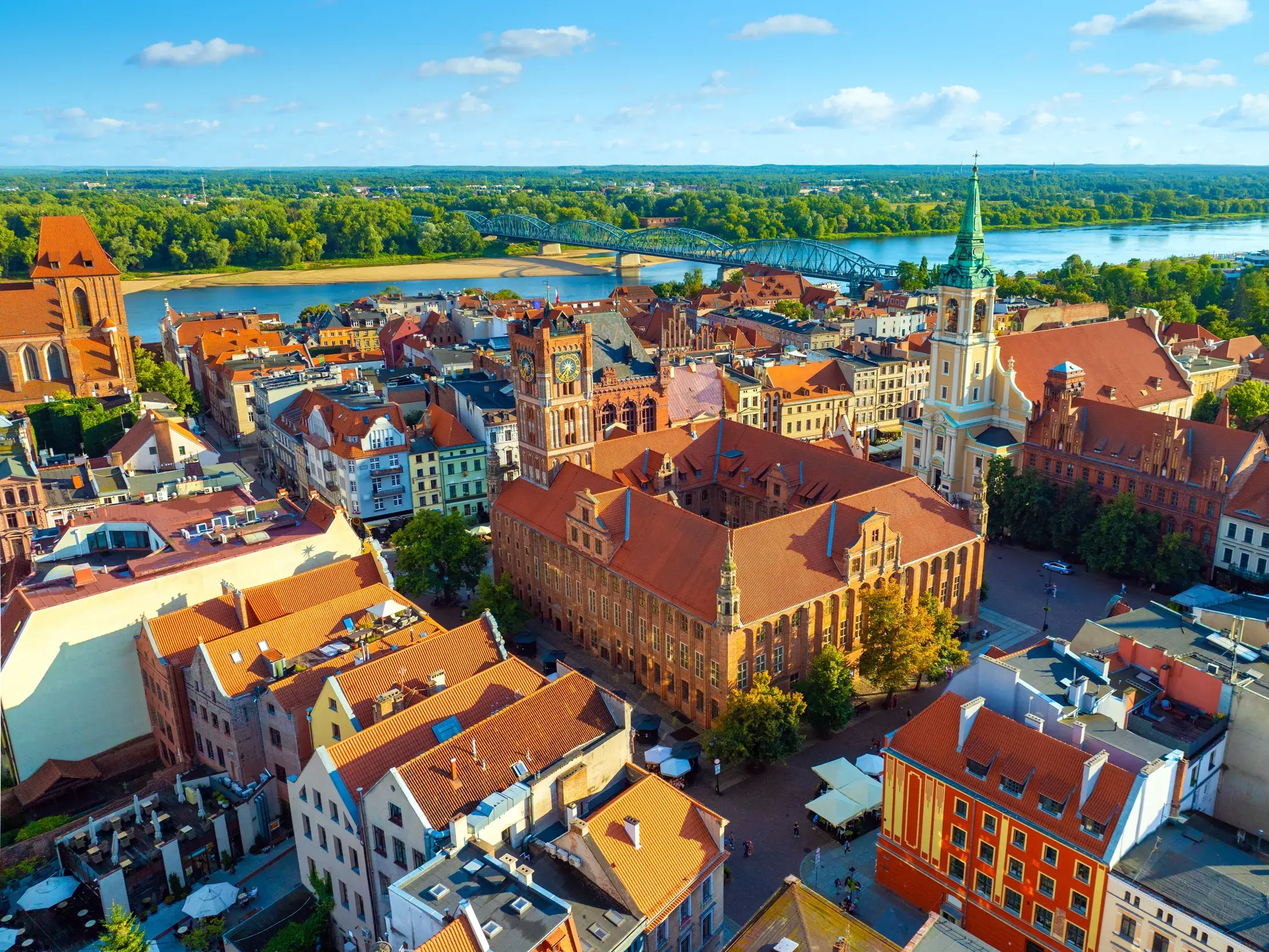 Luftaufnahme der Altstadt von Torun, Geburtsstadt von Kopernikus, mit ihrer berühmten Backsteingotik an einem sonnigen Tag.