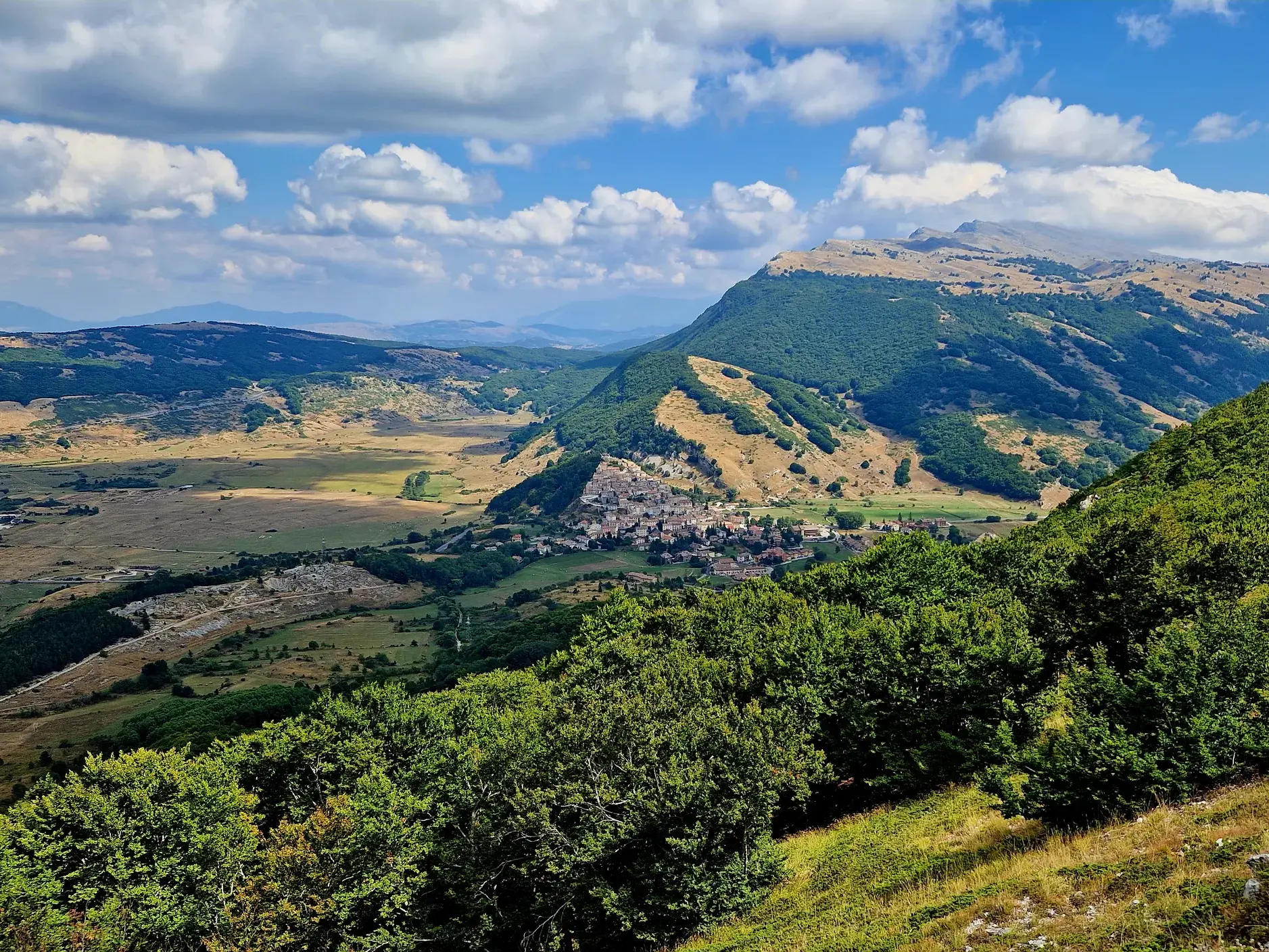 Atemberaubende Aussicht während einer Wanderung auf das Bergdorf Castrovala, das auf einem Felsen über der Sagittario Schlucht thront.