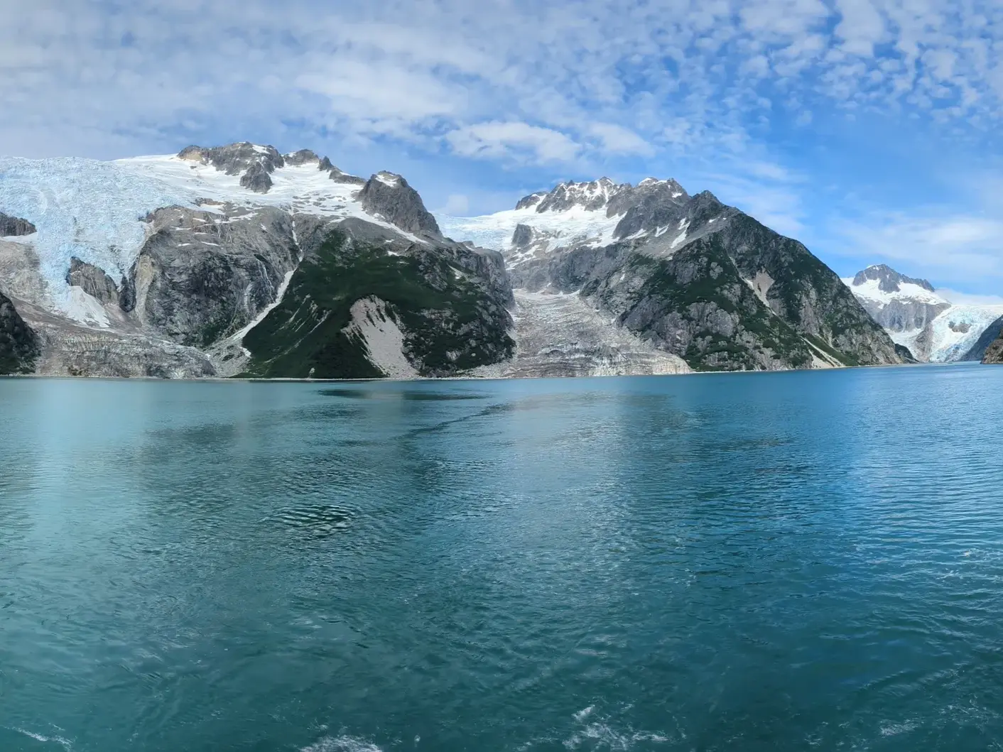 Blick von einem Ausflugsboot auf die gewaltigen, ins Meer kalbenden Gletscher im Kenai Fjords Nationalpark in Alaska.