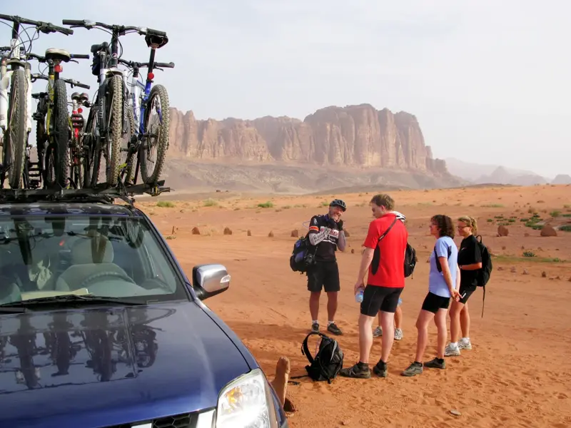 Rad-Guide bespricht die Tour mit einer kleinen Gruppenreise in der beeindruckenden Wüstenlandschaft des Wadi Rum in Jordanien.