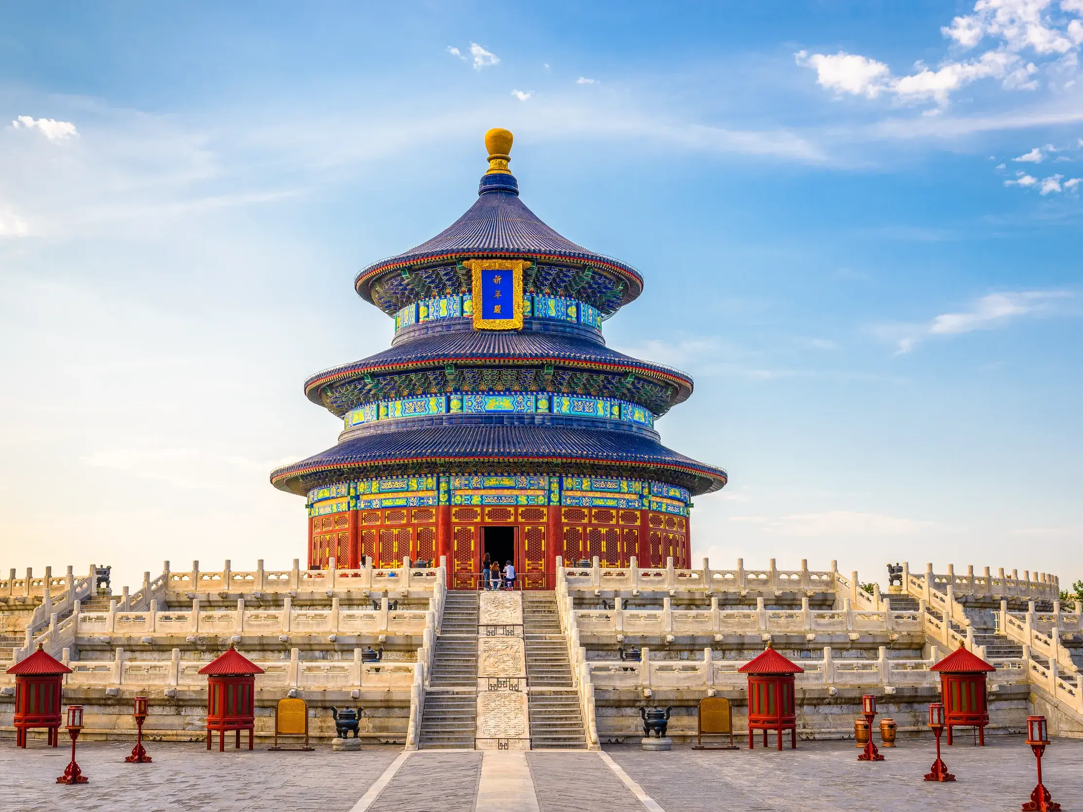 Der beeindruckende Himmelstempel in Peking, ein Highlight der China-Rundreise, bei sonnigem Wetter.