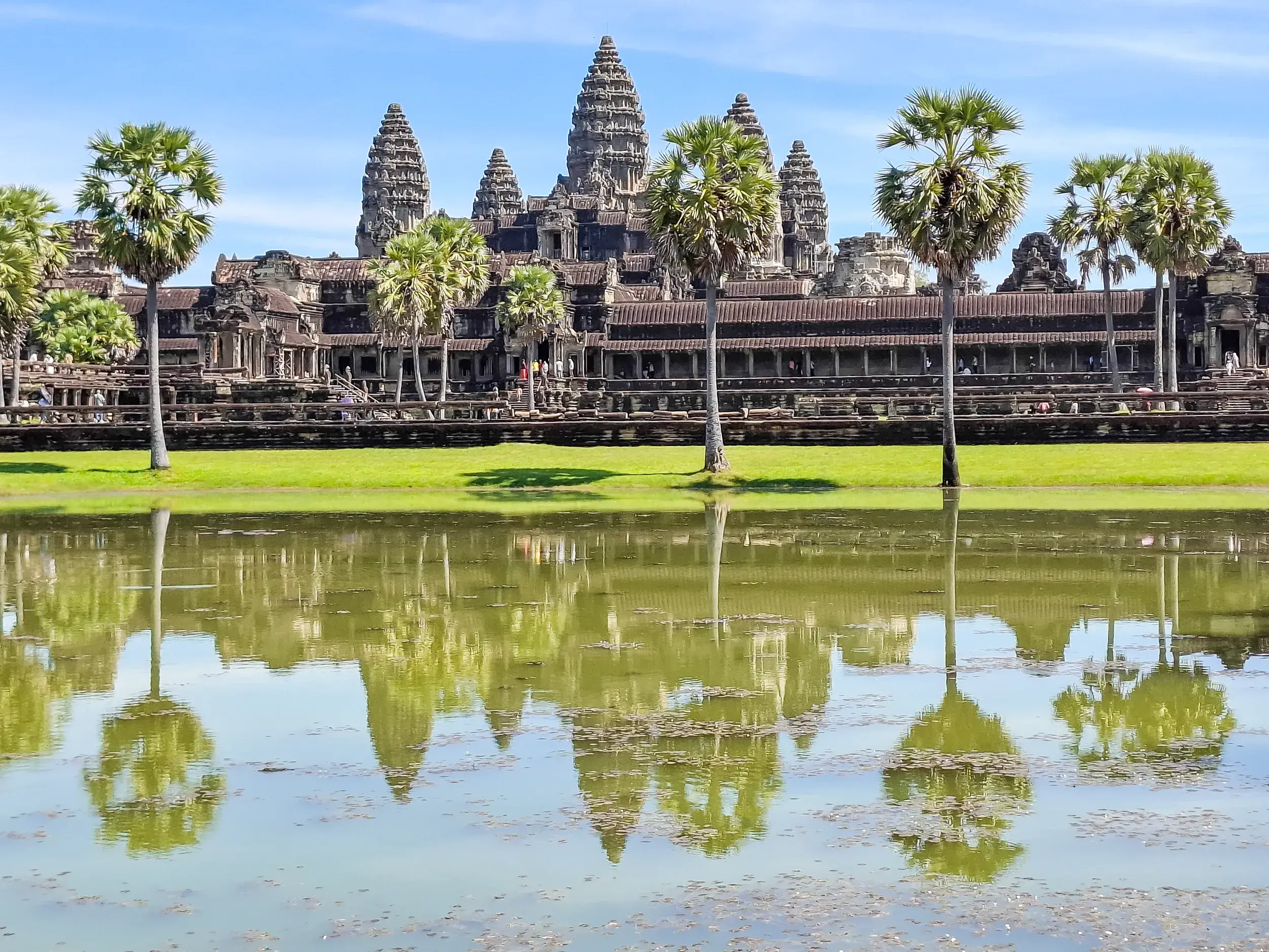 Der Tempel Angkor Wat in Kambodscha spiegelt sich der Wasseroberfläche eines Sees