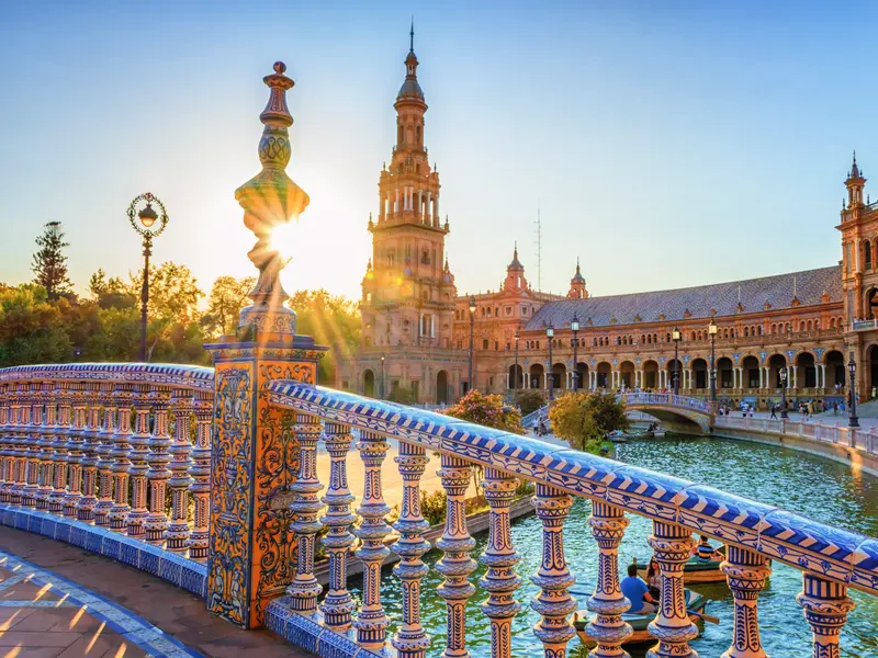 Kanal und verzierte Brücke der Plaza de España im andalusischen Sevilla im warmen Sonnenlicht