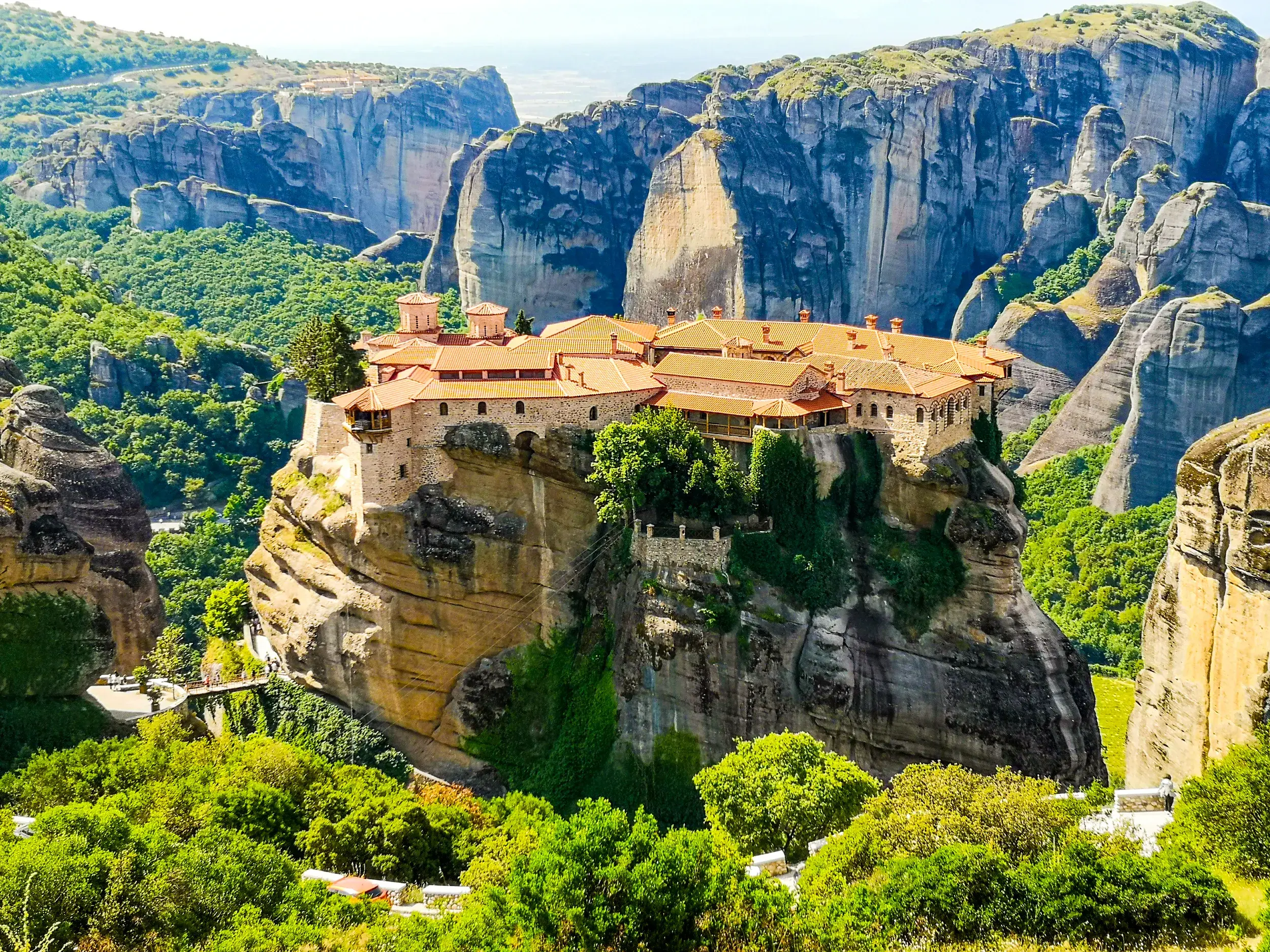 Das Moni Varlaam Kloster thront auf einer steilen Felsnadel, umgeben von der spektakulären Felslandschaft der Meteora Klöster.