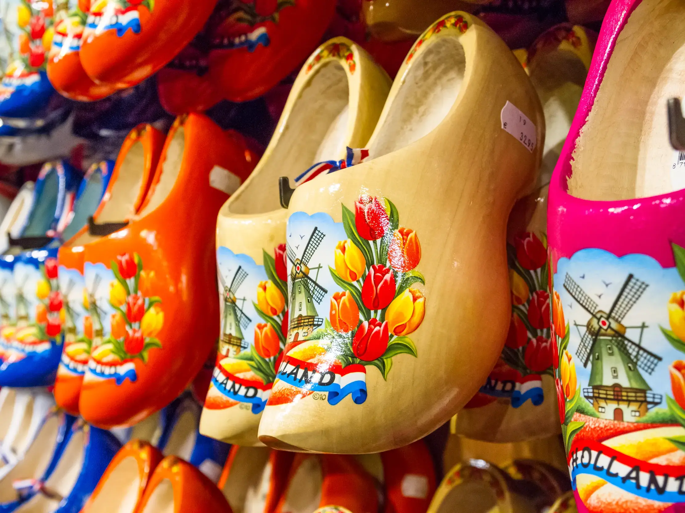 Traditionelle holländische Holzschuhe als Symbol der Hollandromantik, bunt bemalt mit typischen Motiven von Windmühlen und Tulpen.