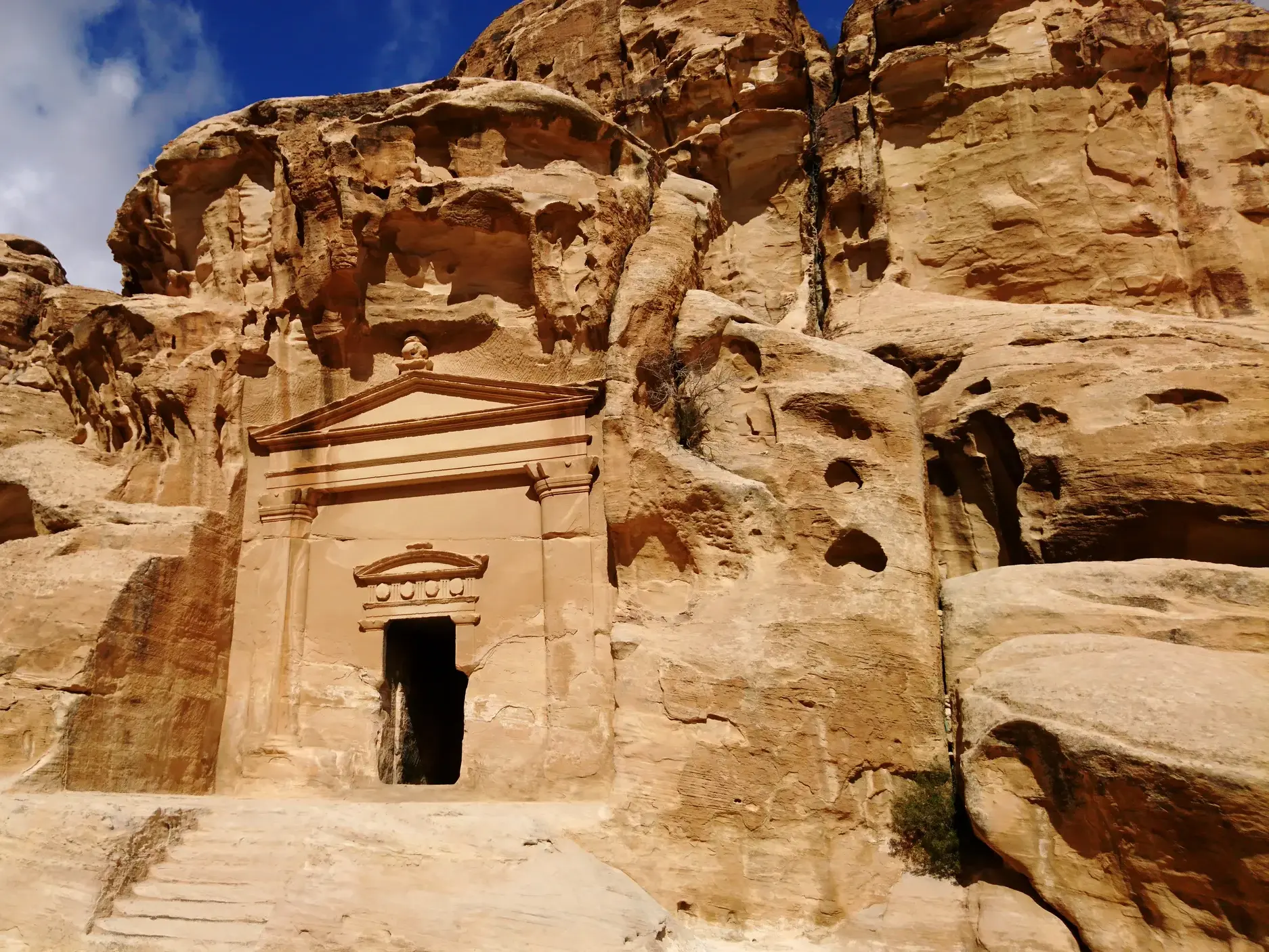 Eindrucksvolles nabatäisches Felsengrab mit klassischer Fassade, entdeckt auf einer Trekkingreise in der Felsenstadt Petra.