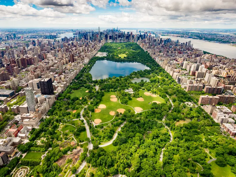 Blick aus der Luft auf den grünen Central Park, umgeben von den Wolkenkratzern in Manhattan