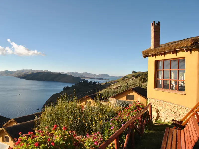 Rustikale Ecolodge La Estancia auf der Sonneninsel mit sonnigem Panoramablick über den blauen Titicacasee in Bolivien.