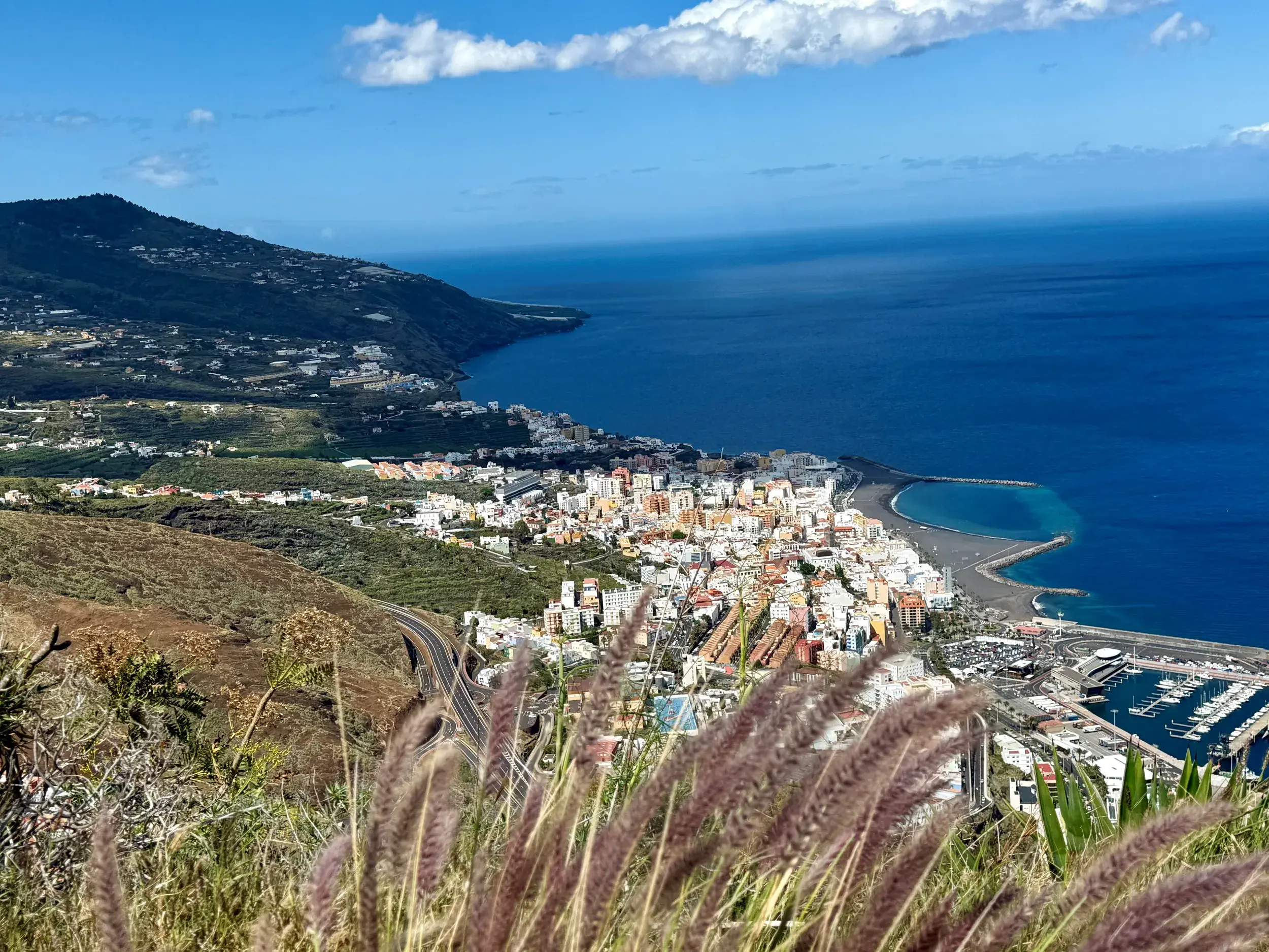 Panoramablick beim Wandern auf die Hauptstadt Santa Cruz de La Palma mit ihrem Hafen am tiefblauen Atlantischen Ozean.