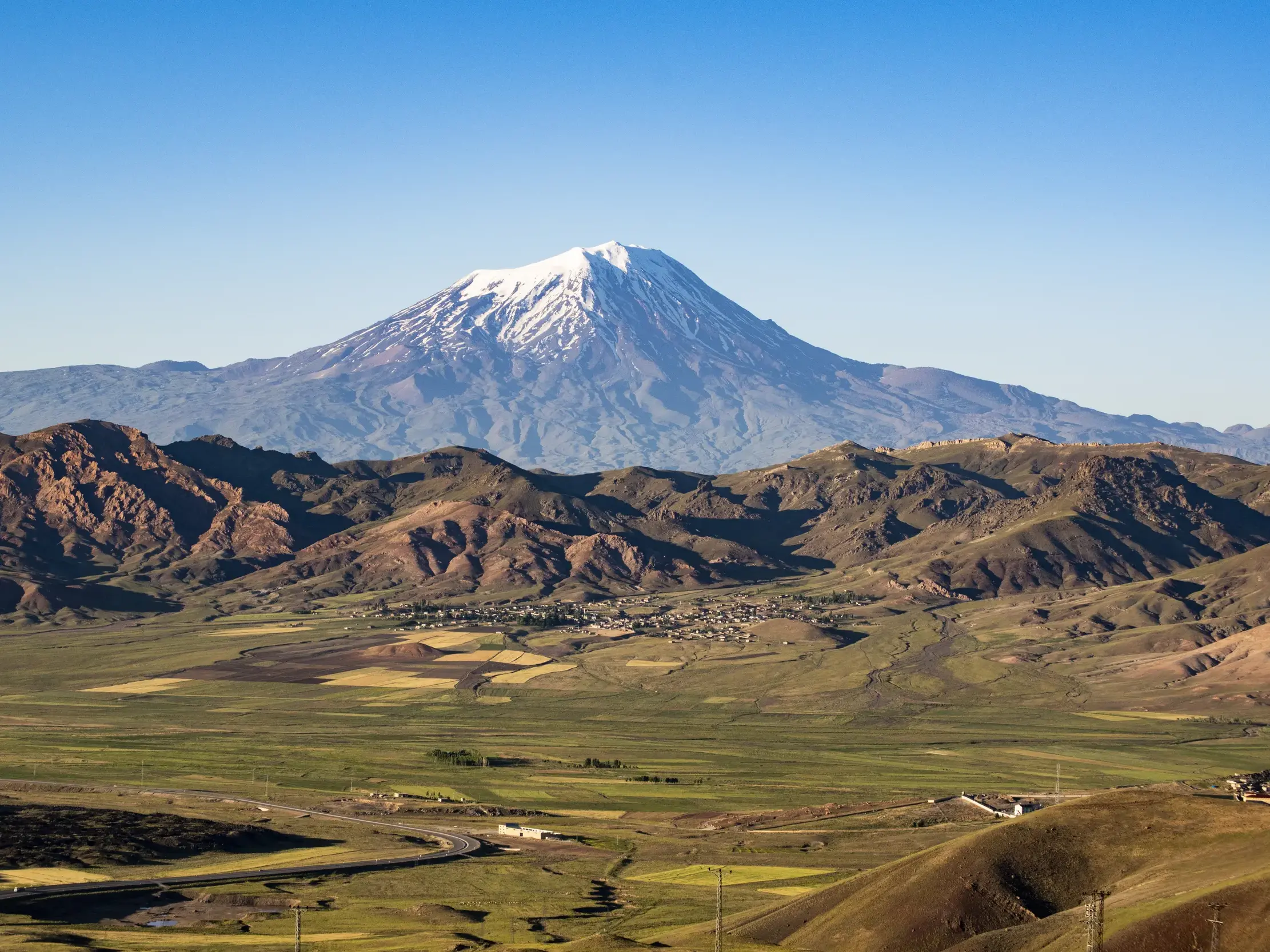 Der schneebedeckte Ararat thront über der weiten, grünen Landschaft Ostanatoliens, dem Ziel dieser Hauser Trekkingreise.