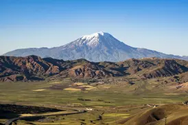 Der schneebedeckte Ararat thront über der weiten, grünen Landschaft Ostanatoliens, dem Ziel dieser Hauser Trekkingreise.