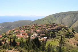 Aussicht bei einer Wanderung an der Albanischen Riviera auf das Bergdorf Qeparo und das tiefblaue Ionische Meer.