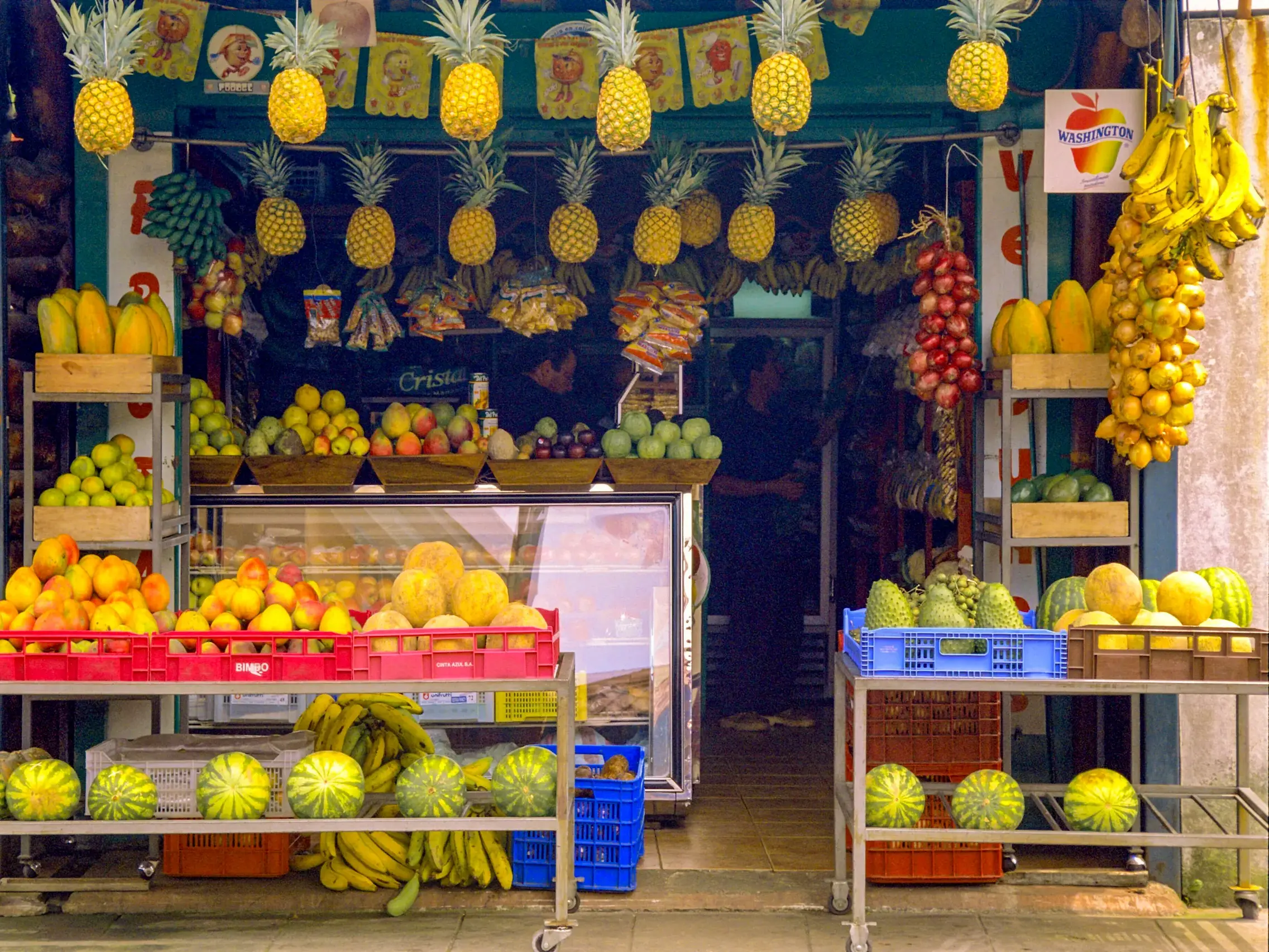 Einheimischer Obststand in einer Straße in Costa Rica, beladen mit frischen Ananas, Bananen und Wassermelonen.
