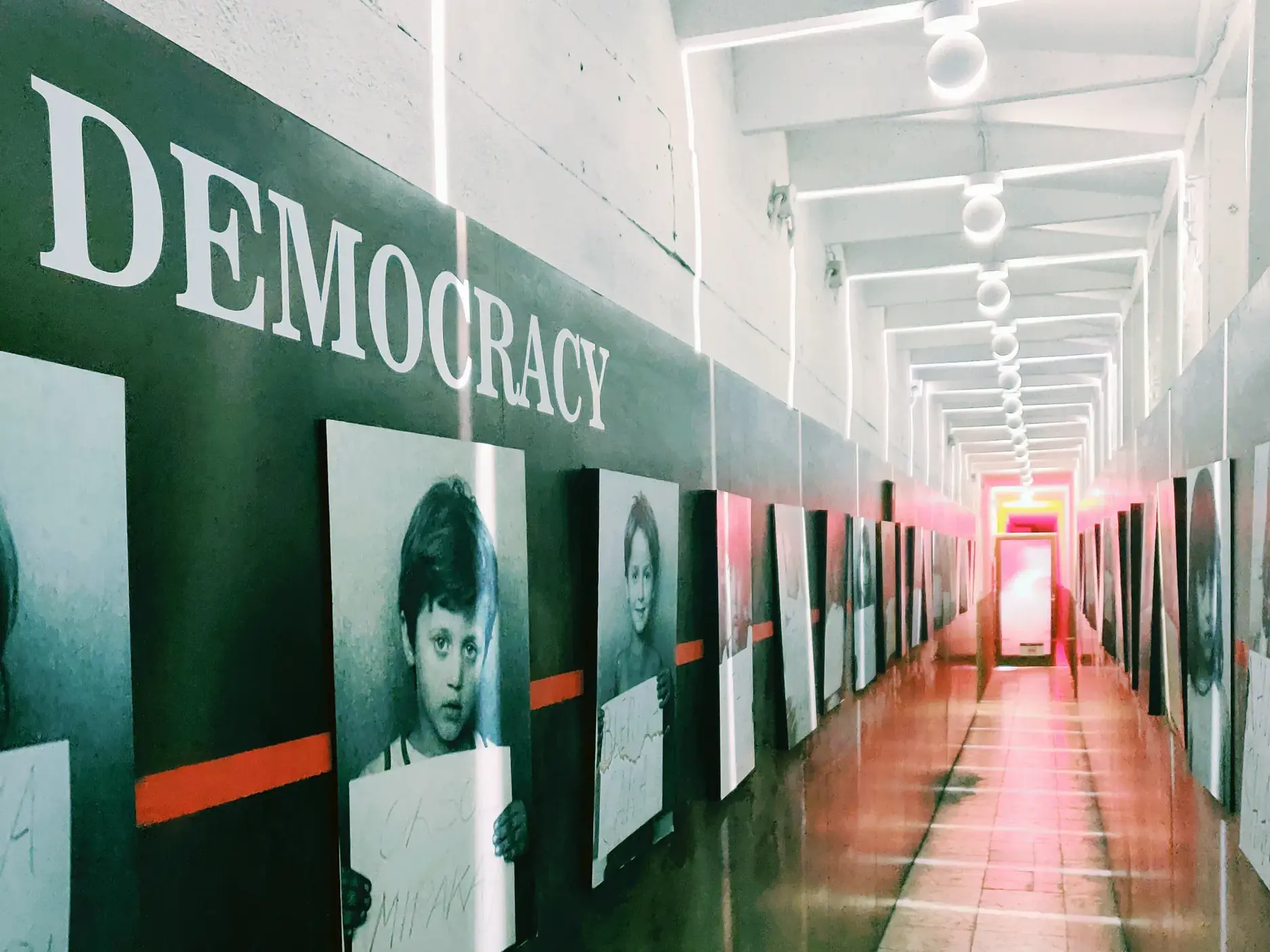 Ausstellung im ehemaligen Regierungsbunker Bunk'Art in Tirana. Der Korridor mit Porträts erinnert an Albaniens Geschichte.