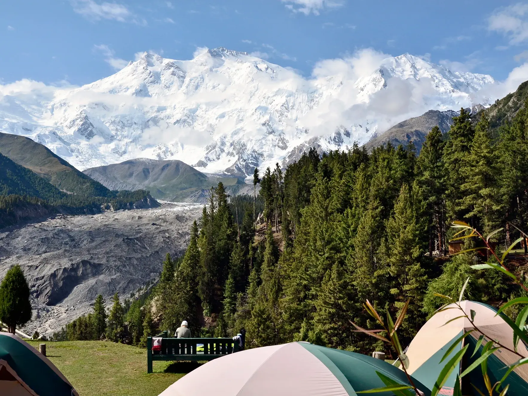 Trekking-Zeltlager auf der Märchenwiese vor der majestätischen Nordwand des schneebedeckten Nanga Parbat in Pakistan.