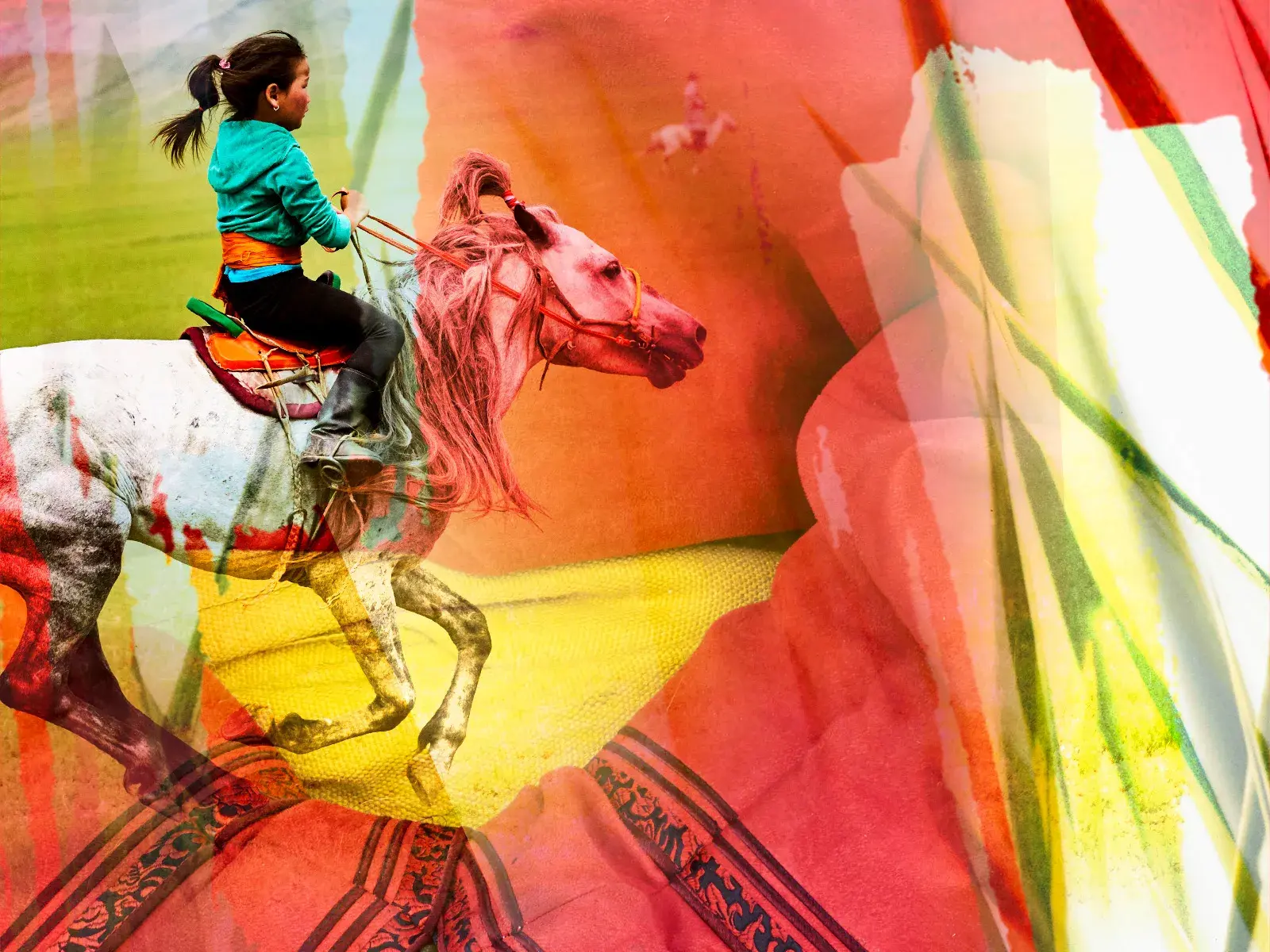 Junges Mädchen reitet auf einem geschmückten Pferd, eine künstlerische Collage, die die reiche Nomadenkultur der Mongolei würdigt.