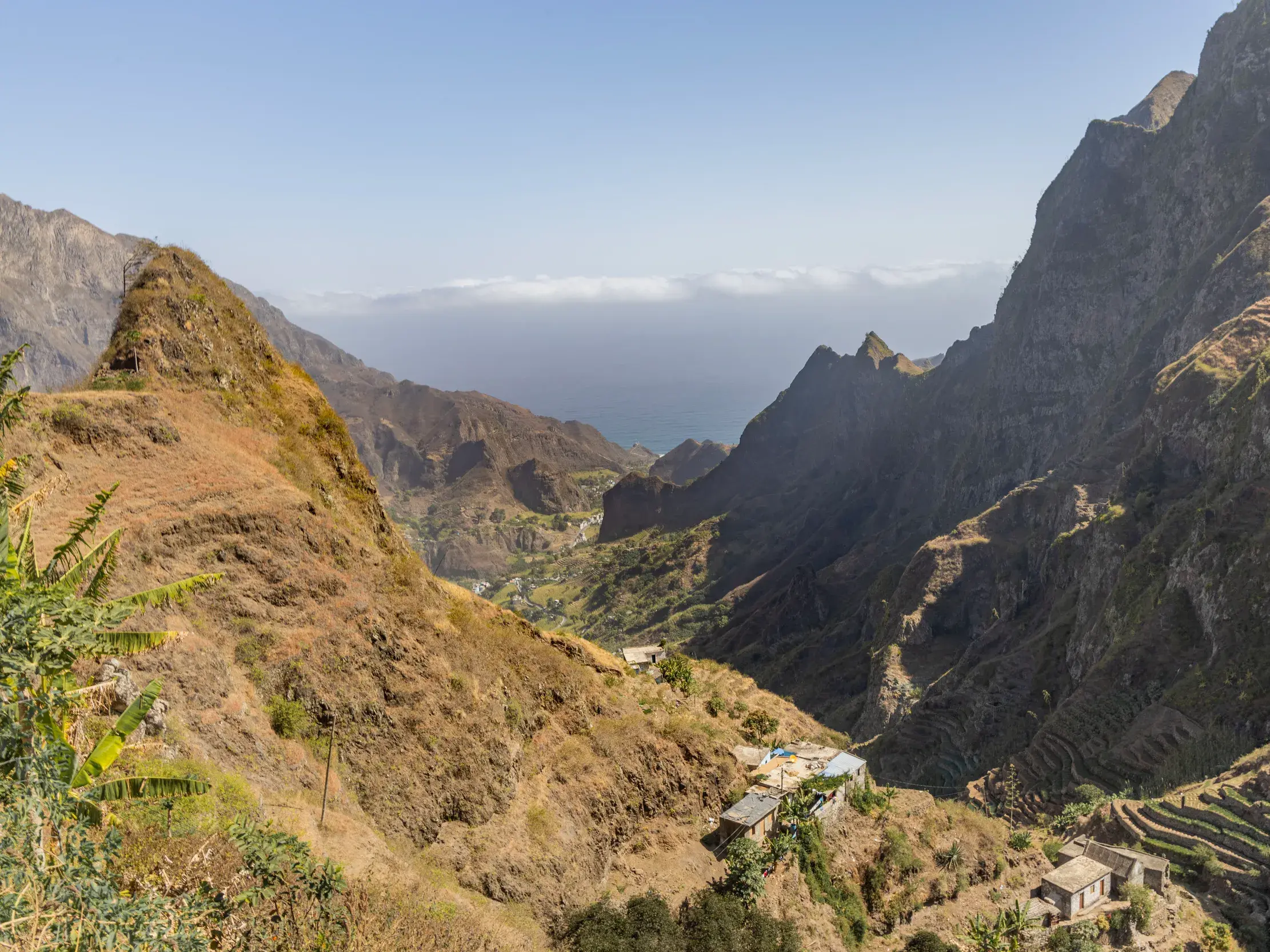 Wanderung auf Santo Antão: Panoramablick auf das grüne Paúl-Tal mit seinen Terrassen und dem dahinterliegenden Atlantik.