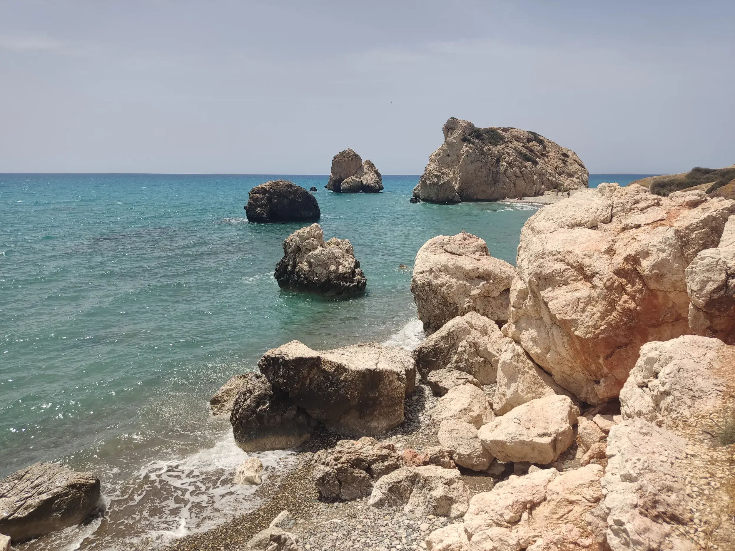 Die markanten Felsen von Petra tou Romiou, Geburtsort der Aphrodite, ragen an der Küste Zyperns aus dem Meer.