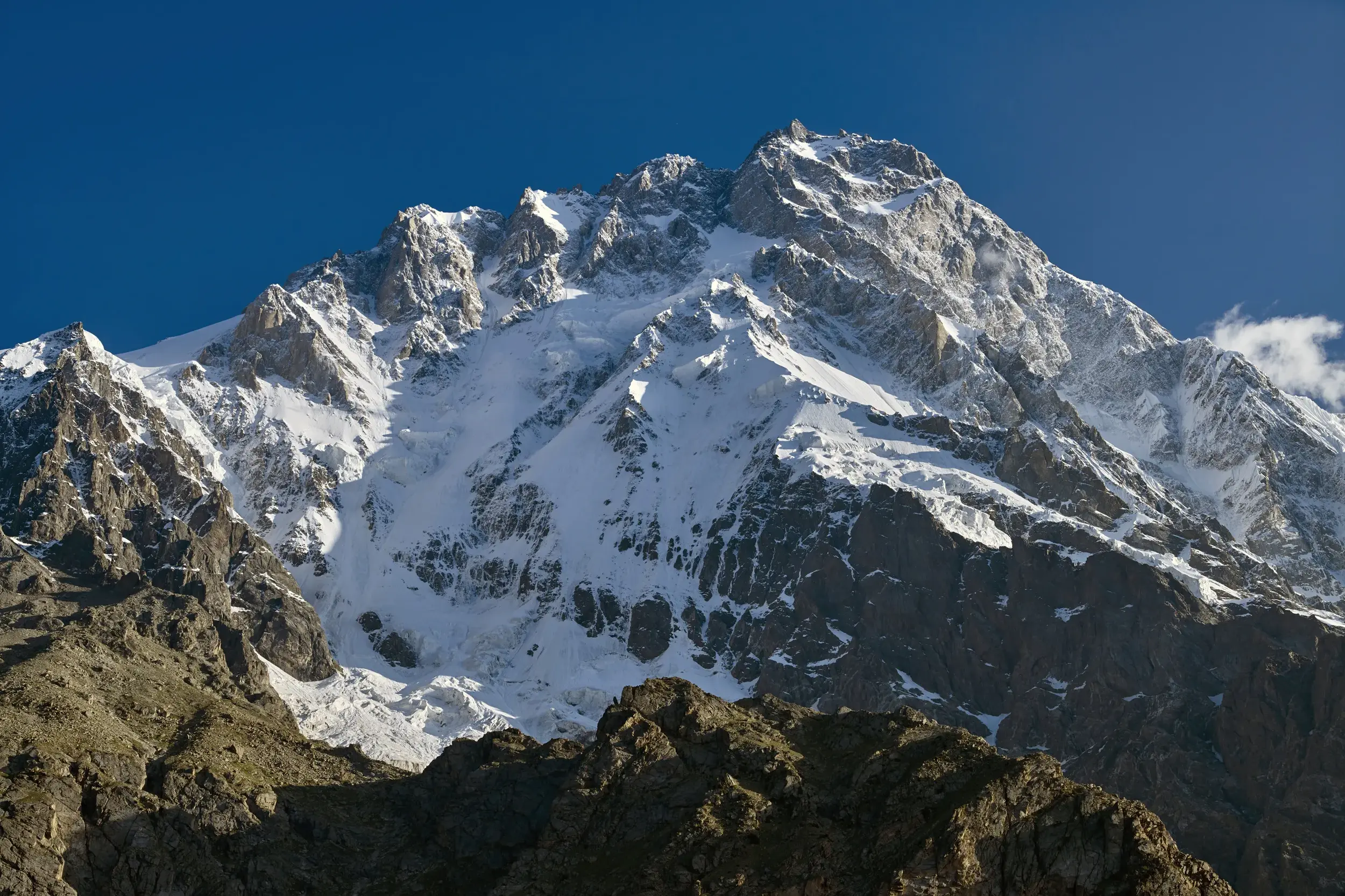 Nahaufnahme der gewaltigen, schneebedeckten Diamirflanke des Nanga Parbat bei einer Trekkingreise in Pakistan.