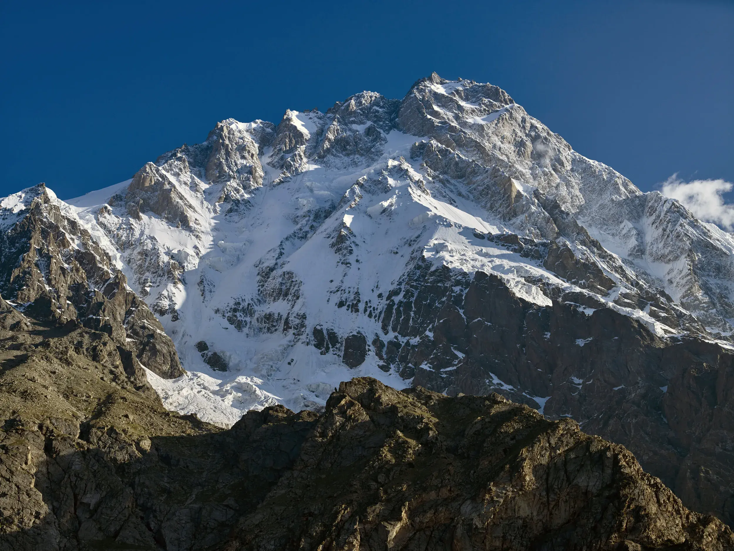 Nahaufnahme der gewaltigen, schneebedeckten Diamirflanke des Nanga Parbat bei einer Trekkingreise in Pakistan.