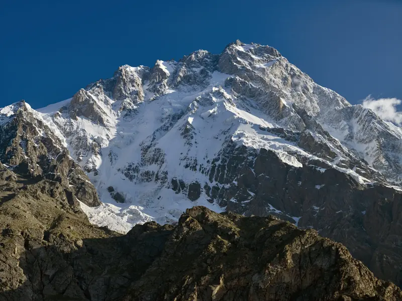 Nahaufnahme der gewaltigen, schneebedeckten Diamirflanke des Nanga Parbat bei einer Trekkingreise in Pakistan.