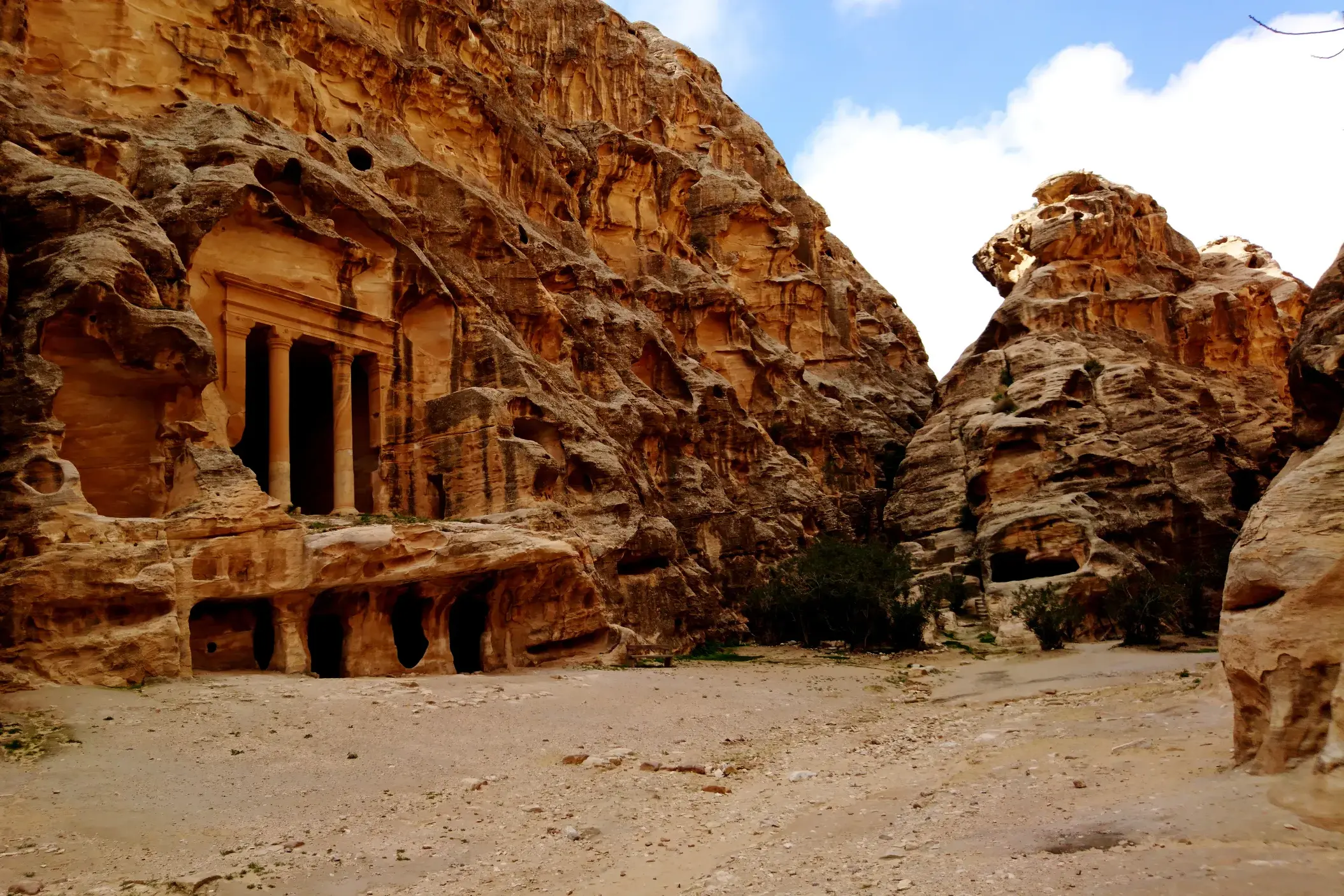 Antike Nabatäer-Architektur in der Felsschlucht von Siq al-Barid, bekannt als Little Petra, auf einer Wanderung in Jordanien.