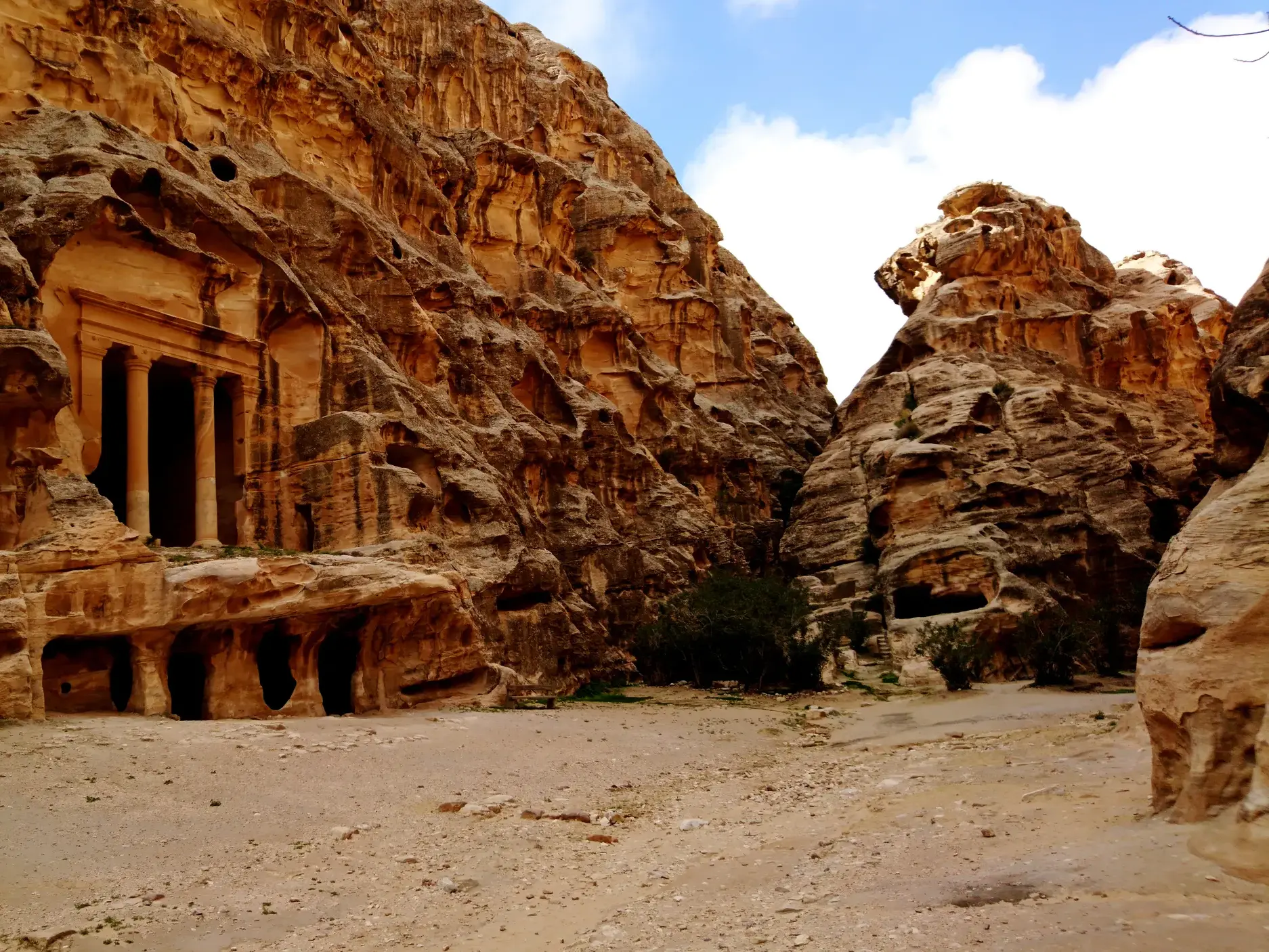 Antikes Felsengebäude in Siq al-Barid, bekannt als Klein-Petra, ein Ziel der Trekkingreise auf dem Jordan Trail in Jordanien.