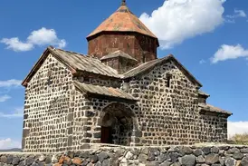 Historische Gergeti-Dreifaltigkeitskirche aus Stein bei Stepantsminda in Georgien vor blauem Himmel im Kaukasus.