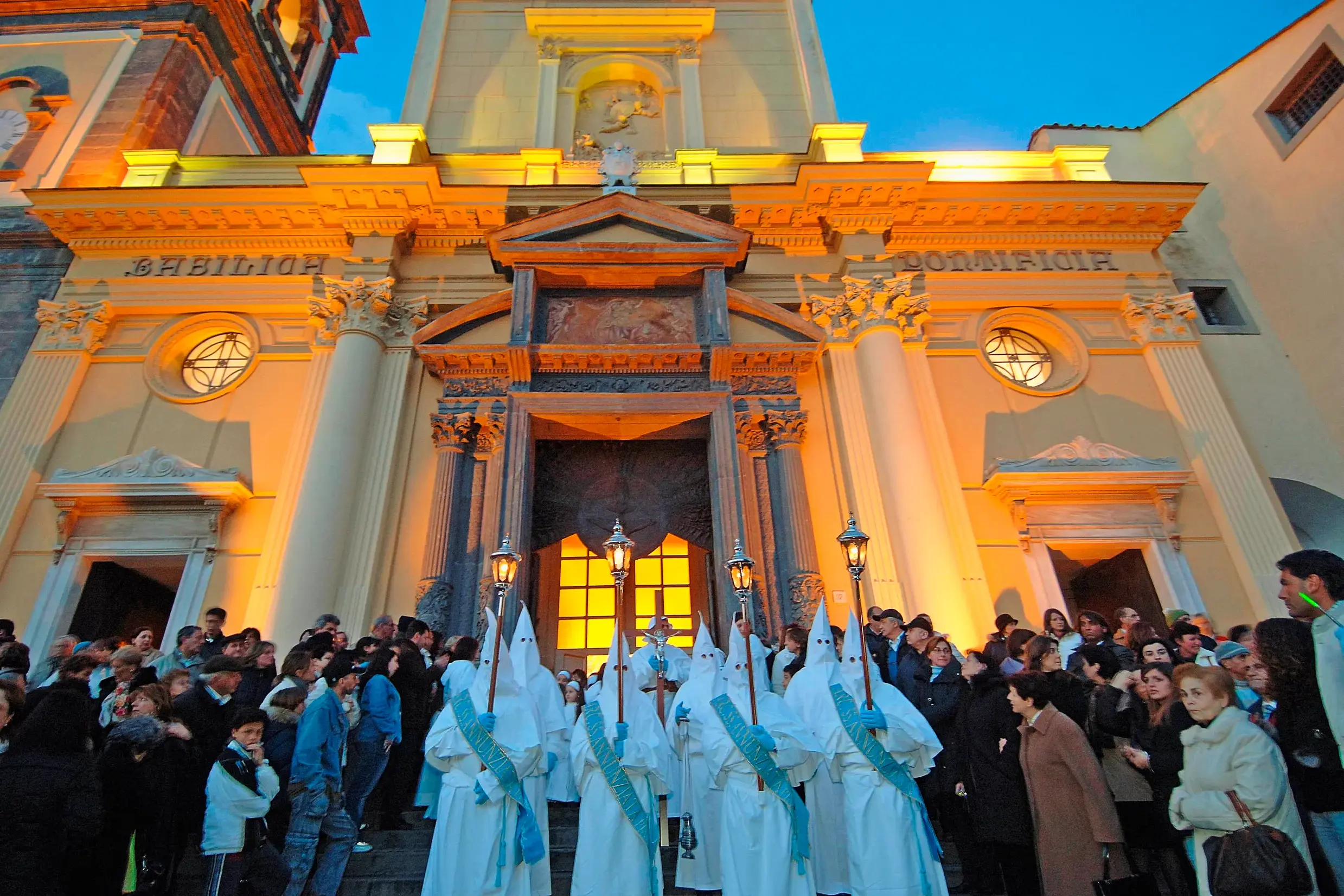 Gläubige in weißen Gewändern bei der traditionellen Weißen Prozession in Sorrent vor einer Kirche