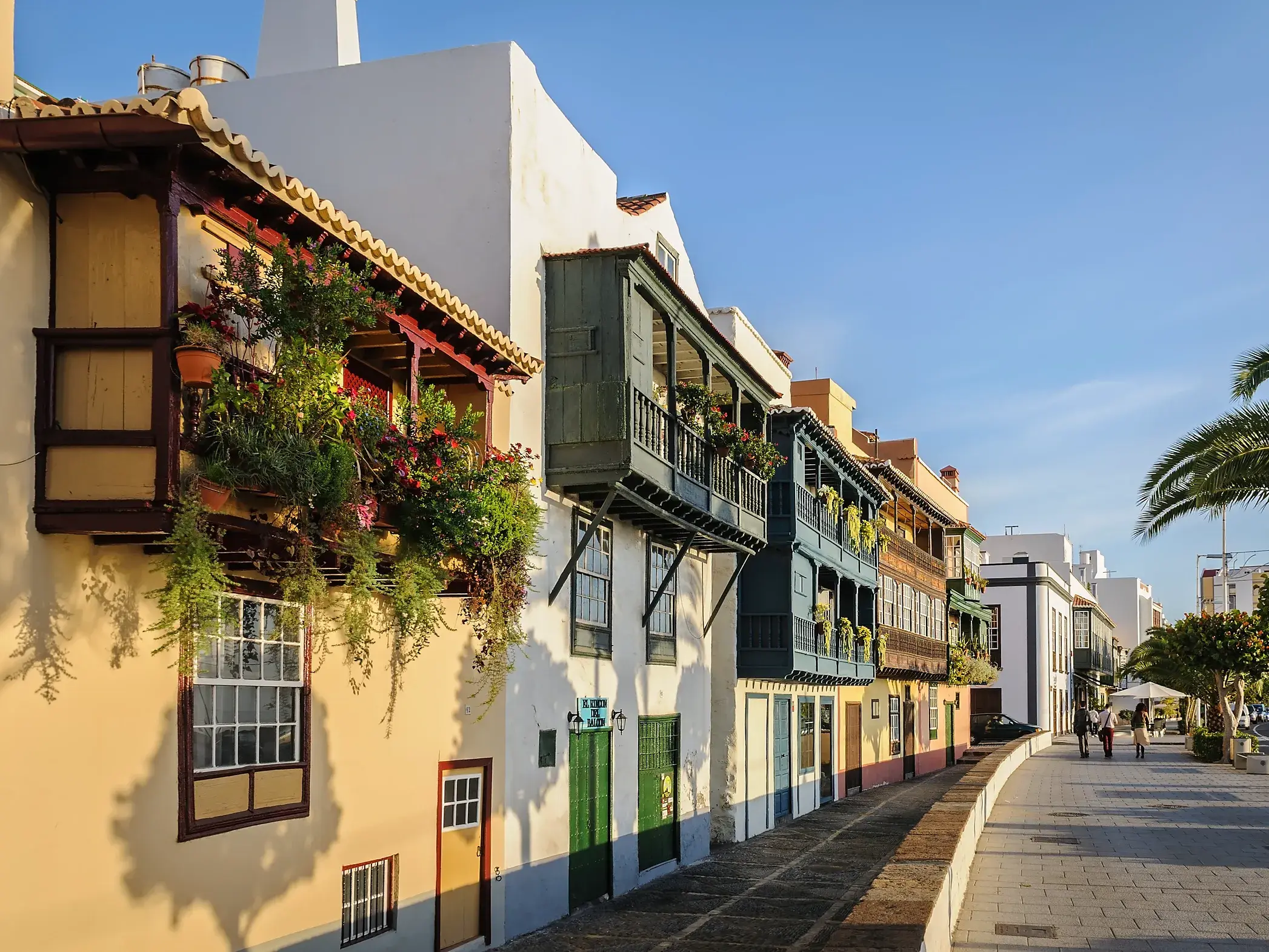 Blumengeschmückte, kanarische Holzbalkone an den historischen Fassaden in Santa Cruz de La Palma.