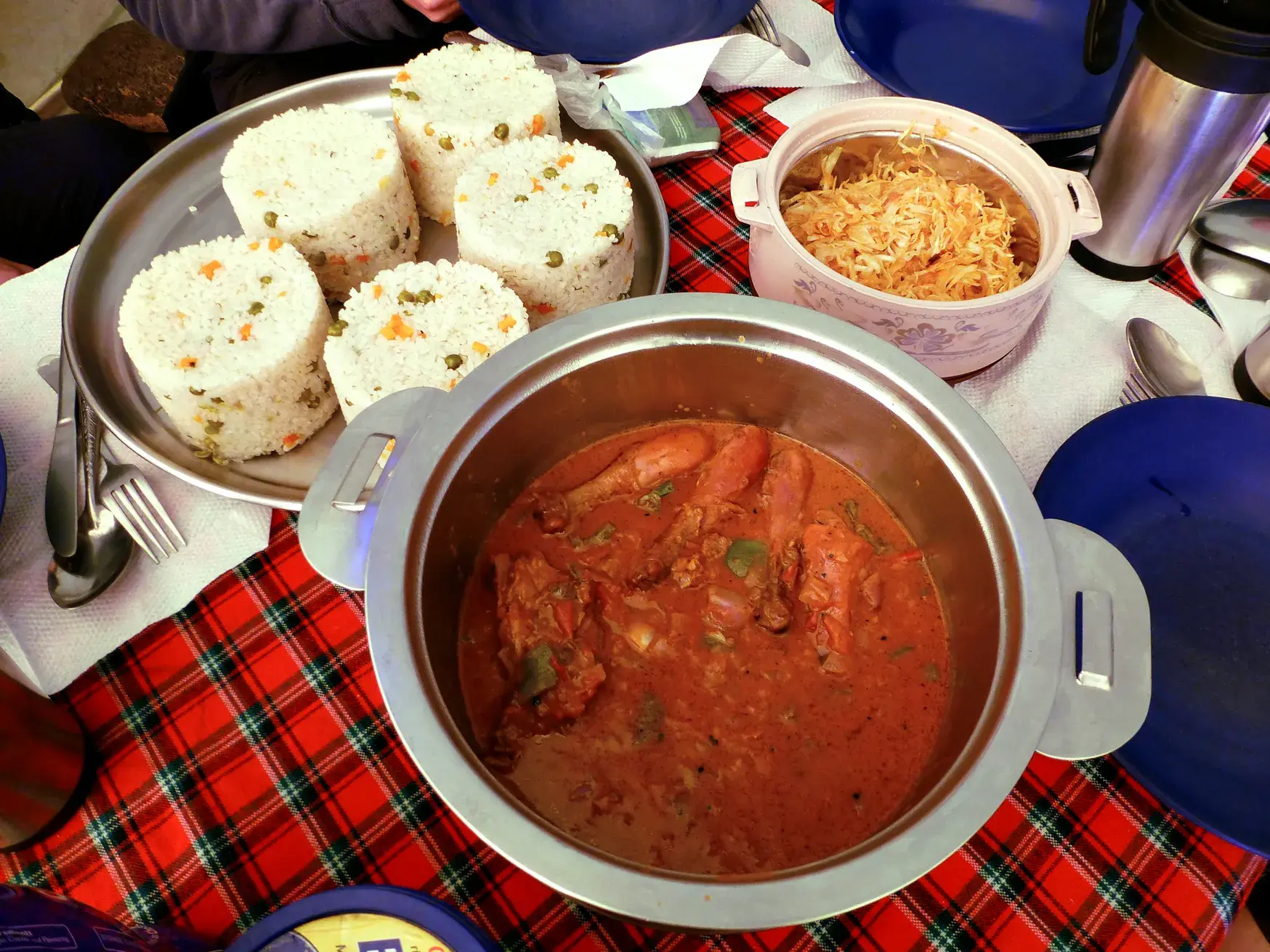 Herzhaftes Abendessen mit Hähnchen-Eintopf und Reispyramiden zur Stärkung während der Kilimanjaro-Besteigung in Tansania.