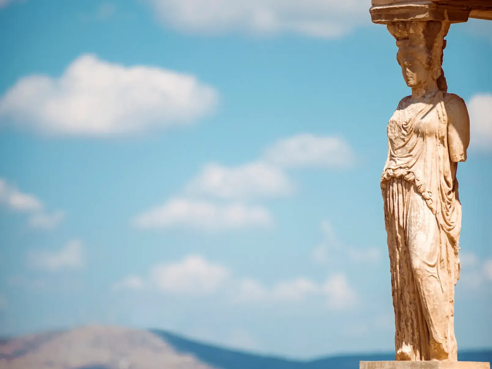 Seitenansicht einer der berühmten Karyatiden am Erechtheion, einem Highlight der Akropolis (UNESCO-Welterbe) in Athen.