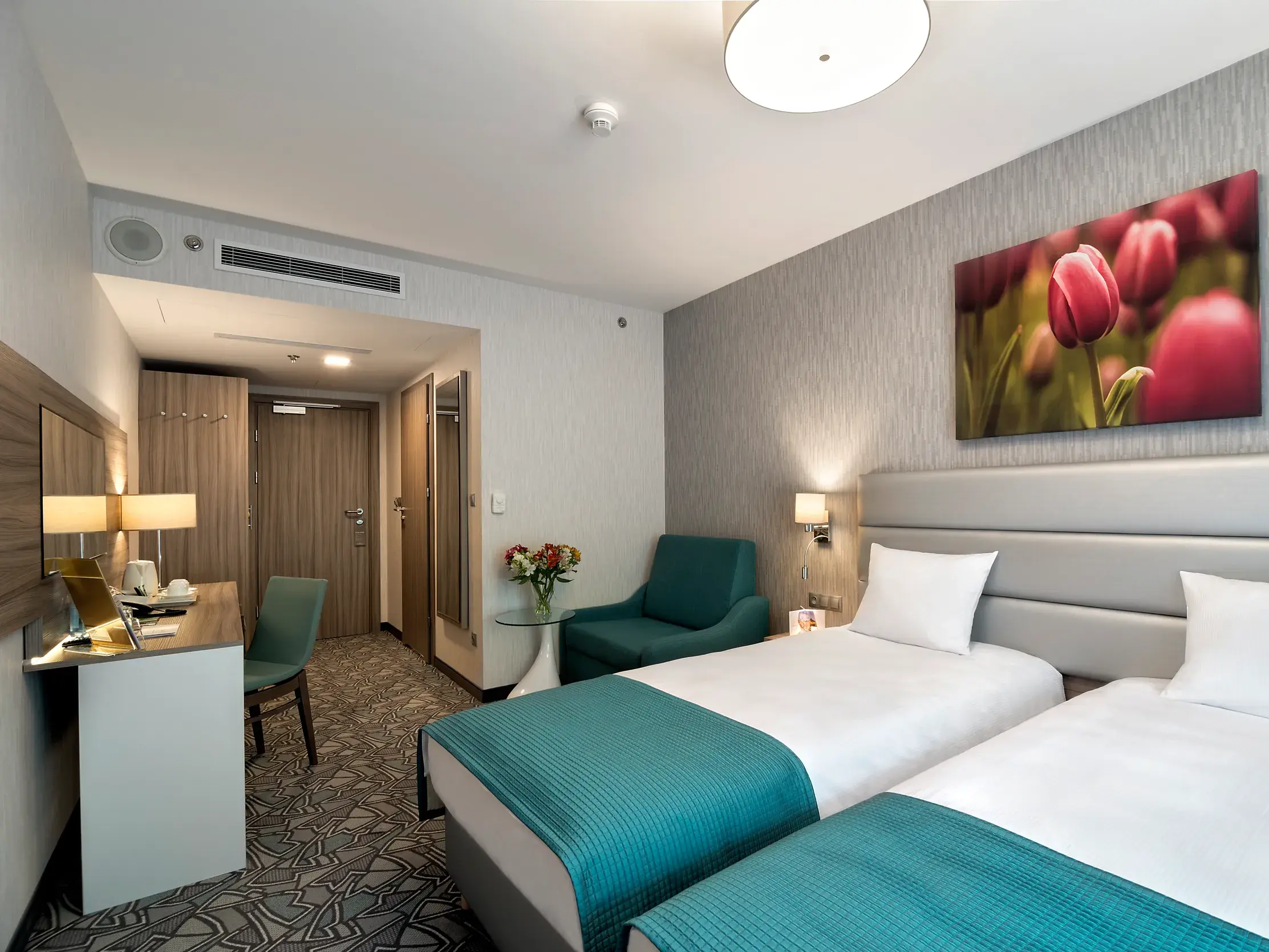 Modern eingerichtetes Doppelzimmer im Hotel Golden Tulip Kazimierz in Krakau.