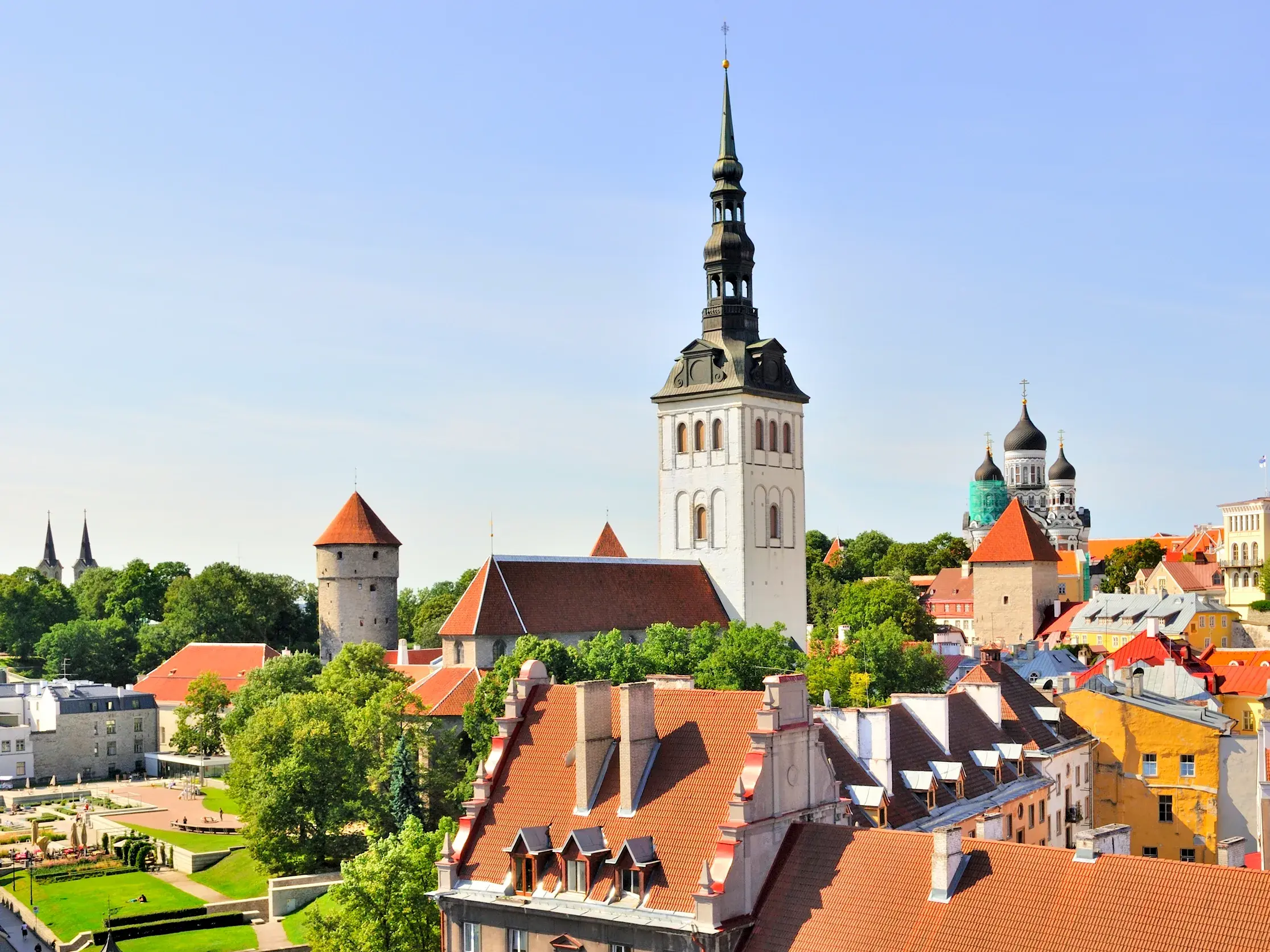 Panoramablick über die roten Dächer und historischen Türme der mittelalterlichen Altstadt von Tallinn in Estland.