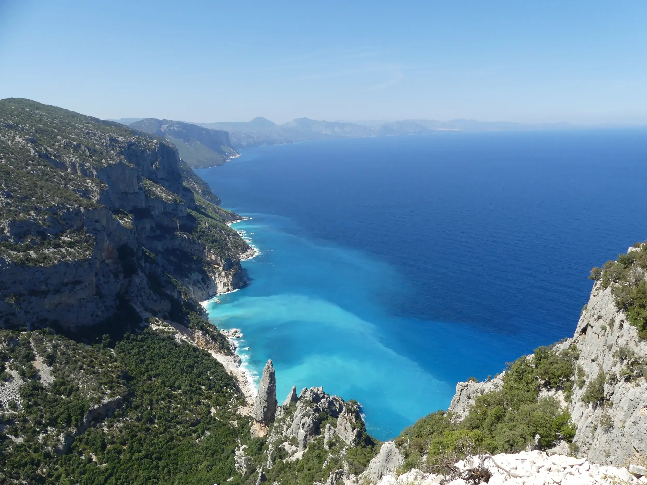 Wanderung auf Sardinien: Panoramablick von Punta Salinas auf die Felsküste und die türkise Bucht der Cala Goloritzé.