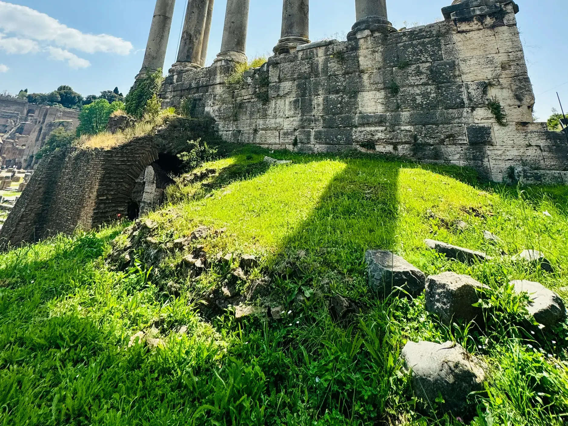 Die Säulen des Saturntempels erheben sich auf einem erhöhten Unterbau im Forum Romanum, dem einstigen Zentrum Roms.