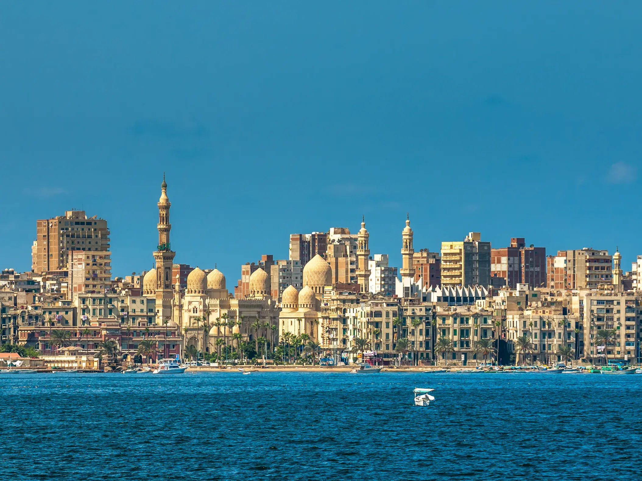 Blick über das Mittelmeer auf die historische Skyline und Moscheen an der Corniche von Alexandria