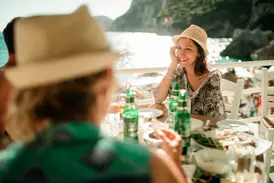Teilnehmer einer Studiosus Singlereise genießen ein gemeinsames Essen in einer Taverne am Argolischen Golf in Griechenland.