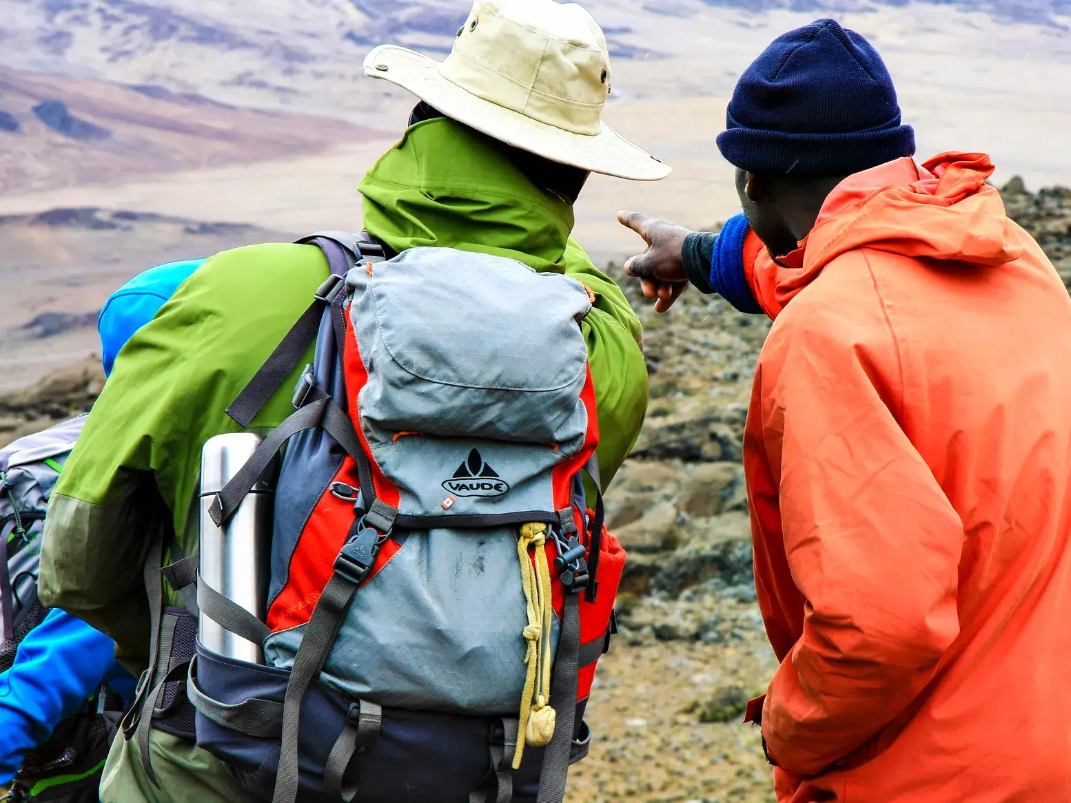 Hauser-Reiseleiter erklärt einem Teilnehmer die Trekking-Route während der Kilimanjaro-Besteigung in Tansania.