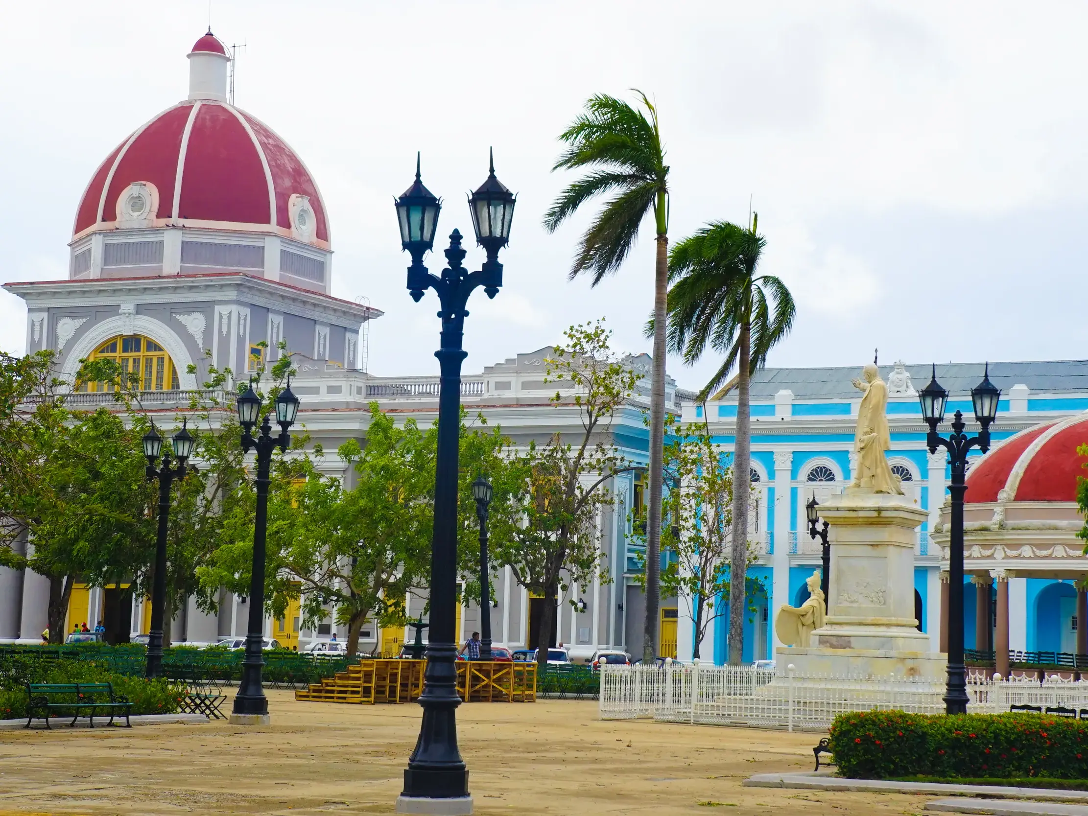Französische Kolonialarchitektur am Parque Martí in Cienfuegos mit dem Palacio de Gobierno und dem blauen Teatro Tomás Terry.
