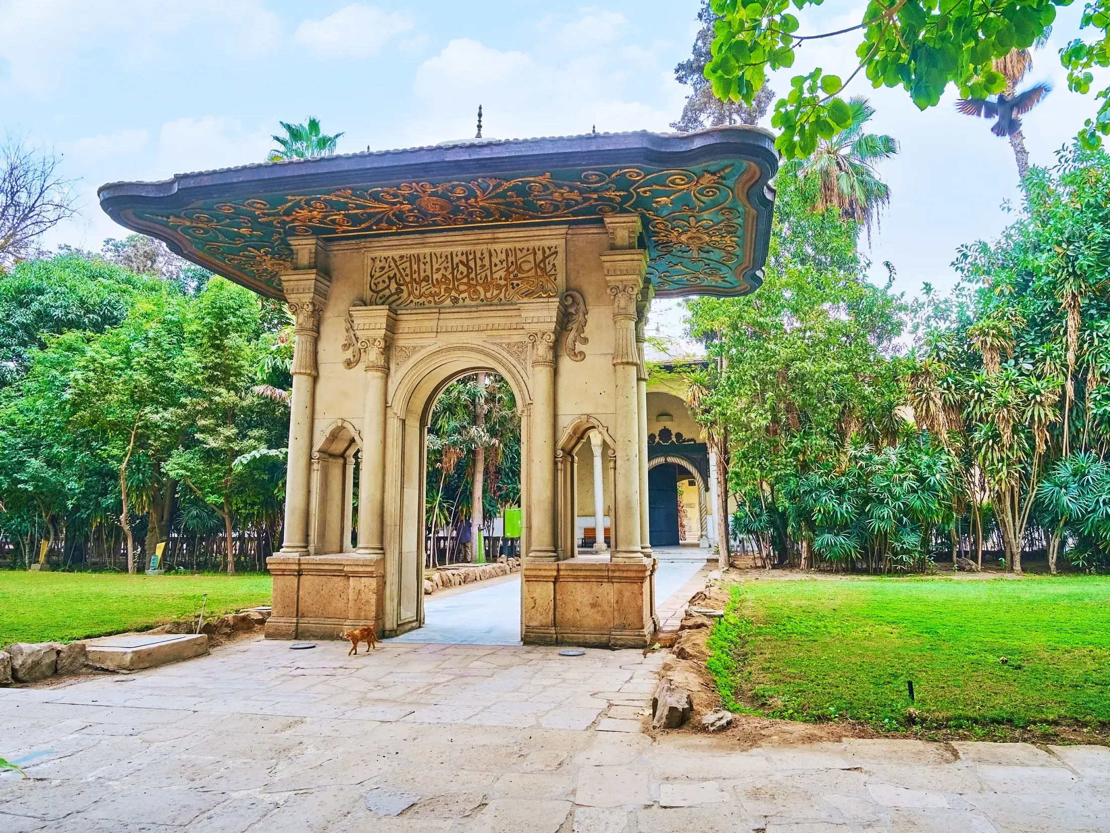 Verziertes Portal im tropischen Garten des Manial-Palasts auf der Nilinsel Roda in Kairo