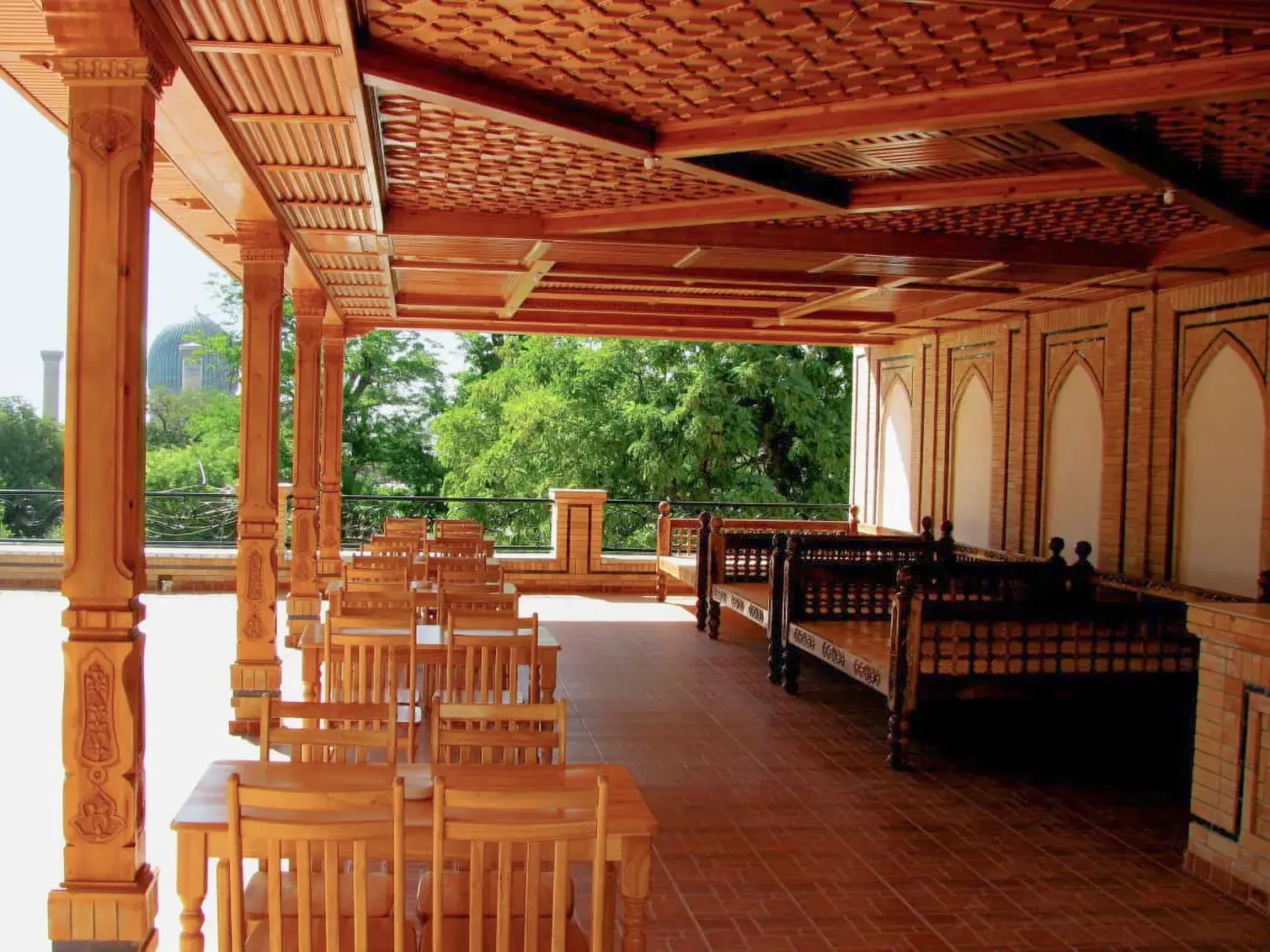 Die Dachterrasse vom Hotel Malika Prime in Samarkand. Von dort hat man einen fantastischen Blick auf das Gur-Emir-Mausoleum.