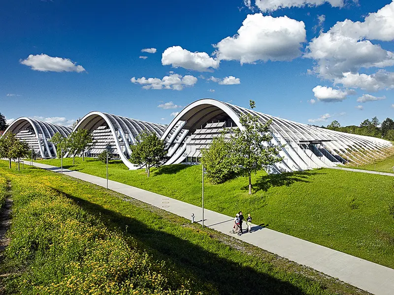 Geschwungene moderne Architektur des Paul-Klee-Museums von Renzo Piano in grüner Landschaft in Bern