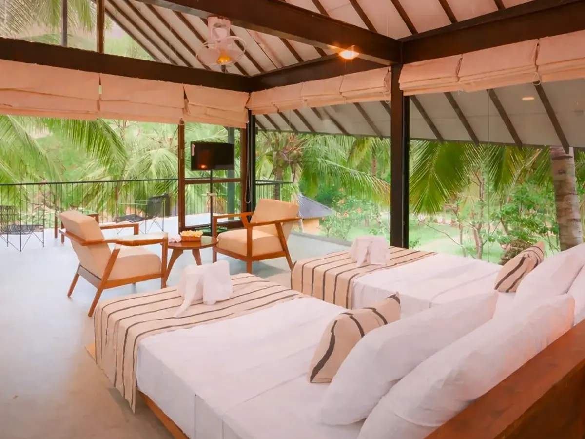 Komfortables Hotelzimmer auf einer Kleingruppenreise in Sri Lanka, mit zwei Betten und Balkonblick in den Dschungel.