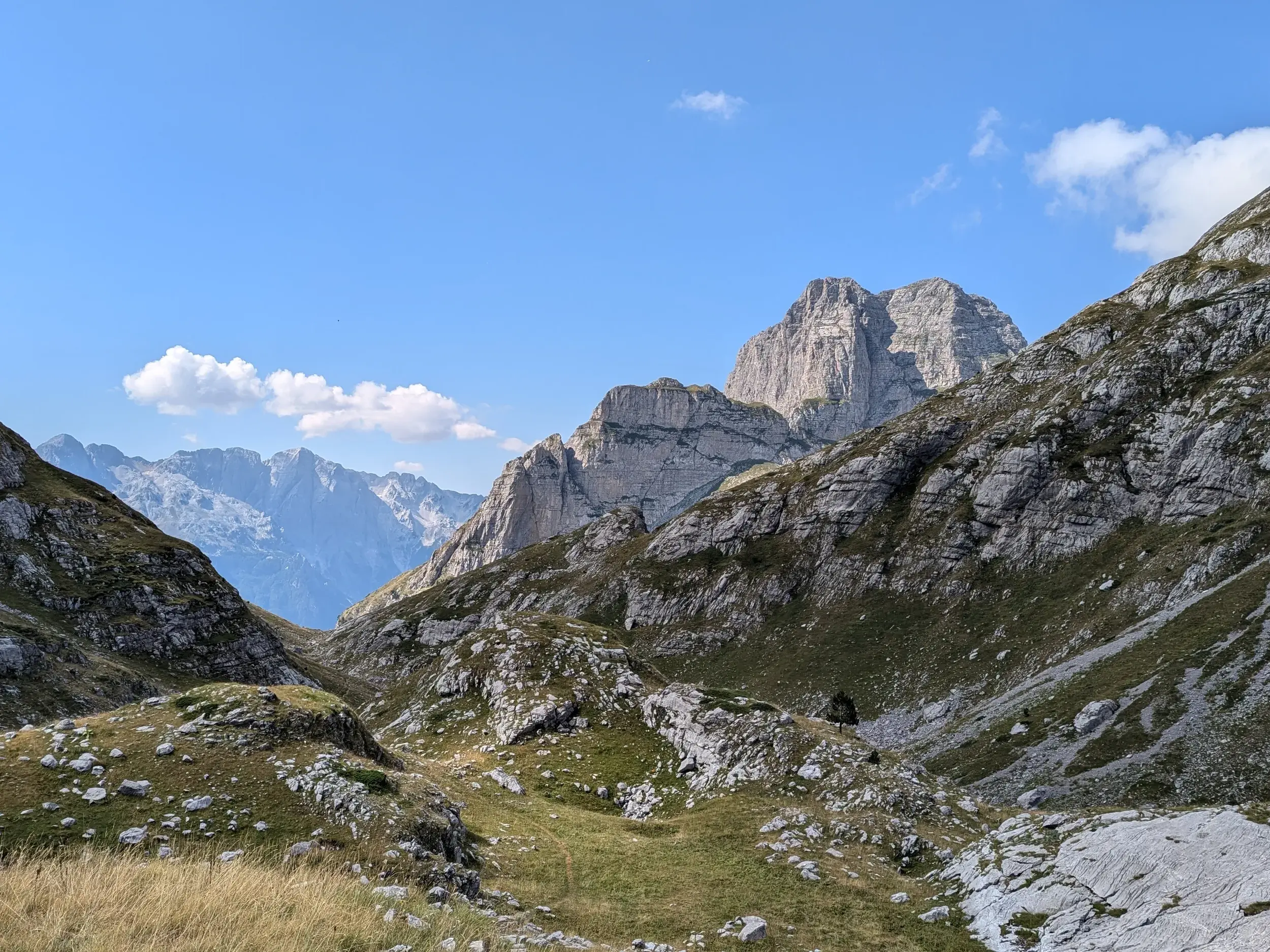Sonniger Blick auf die schroffen Gipfel der Bjeshket e Namuna beim Trekking auf dem Peaks of the Balkans Trail in Albanien.