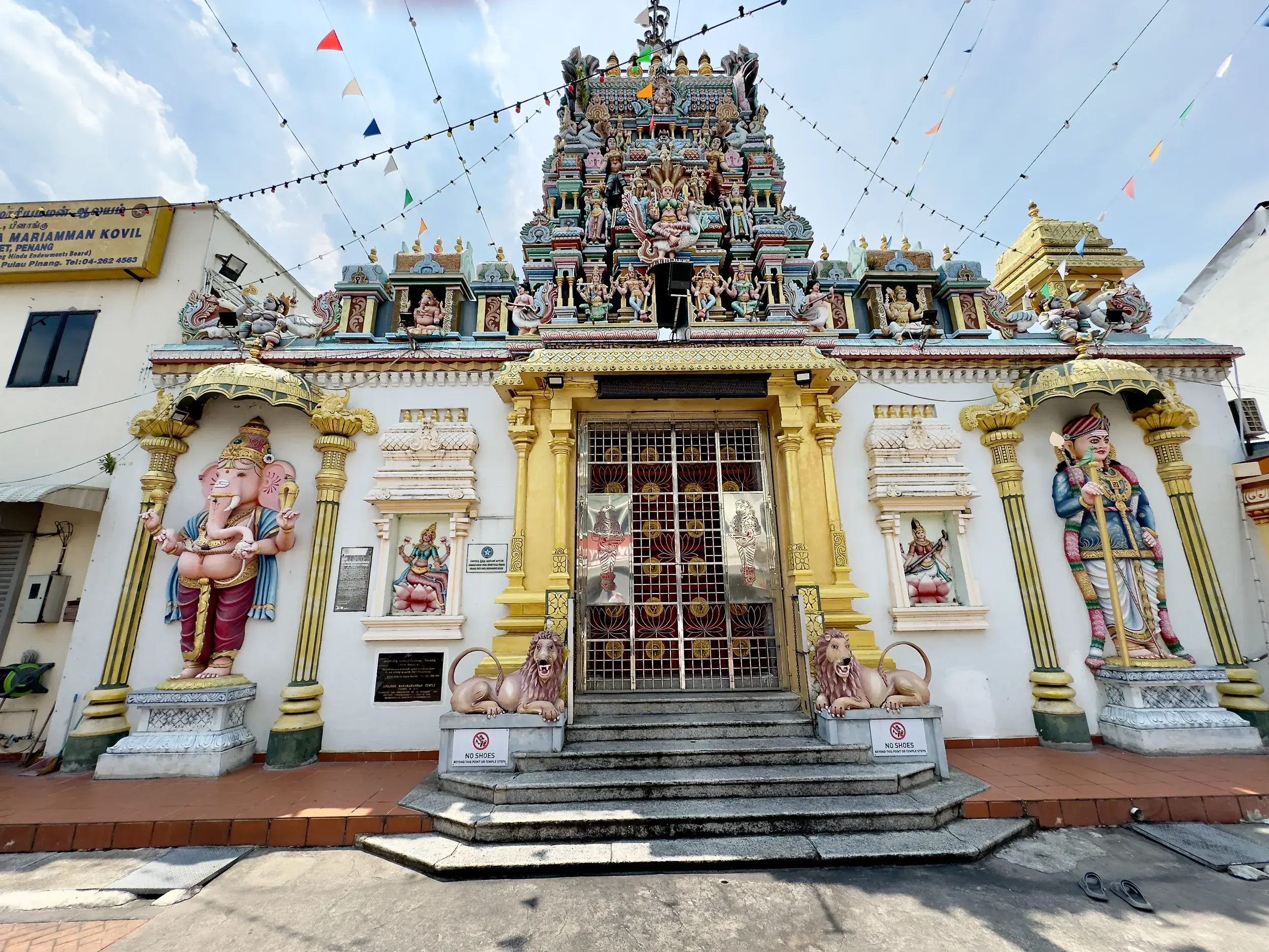 Fassade des Hindu-Tempels Sri Mariamman in Georgetown, Penang, mit bunten Götterstatuen und reich verziertem Turm.