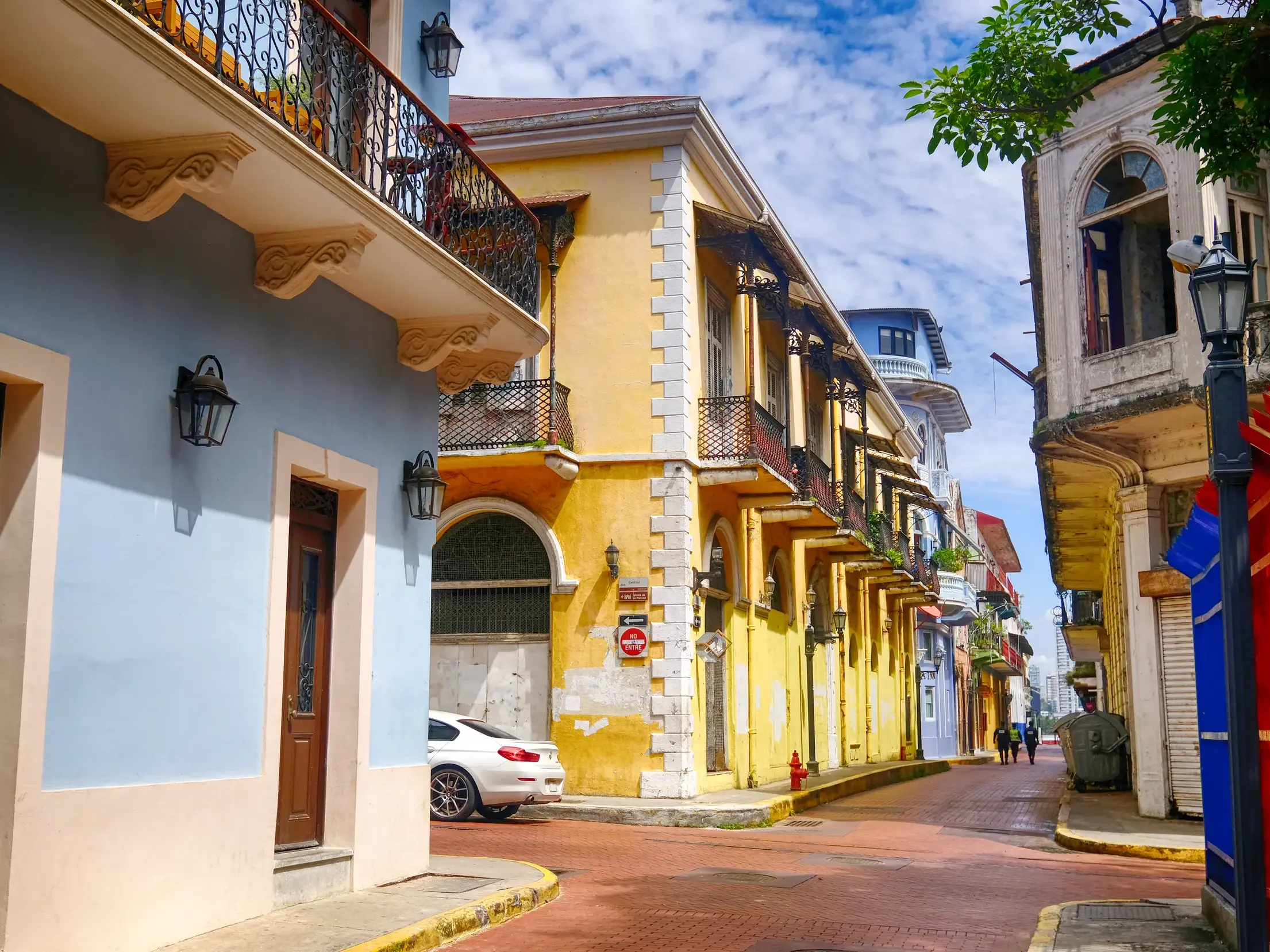 Bunte Kolonialfassaden mit schmiedeeisernen Balkonen in einer Gasse des Casco Antiguo in Panama-Stadt bei sonnigem Wetter.