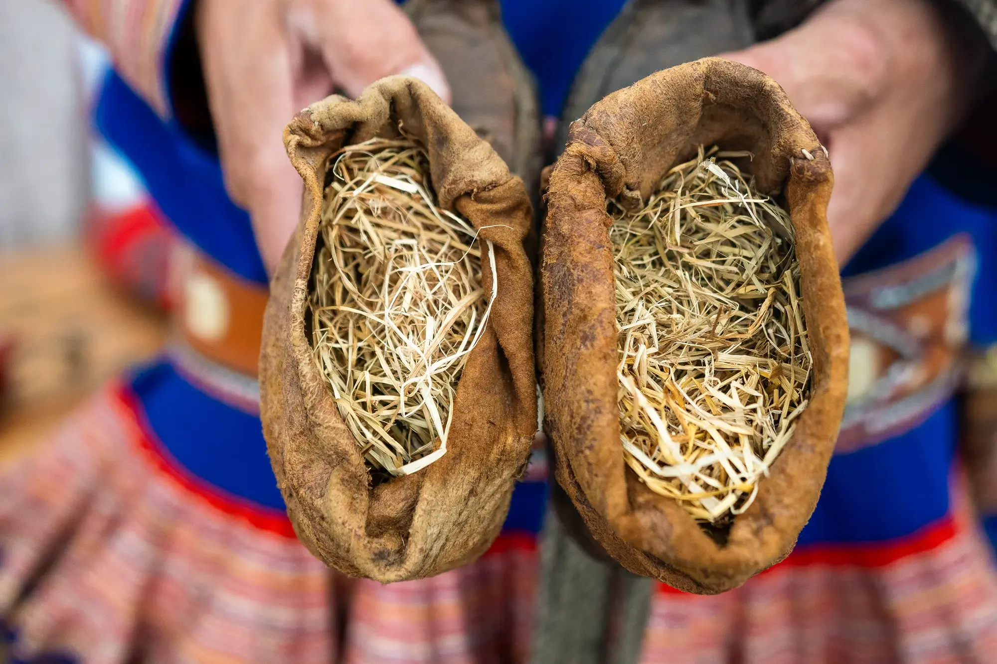 Traditionelle lederne Sámi-Schuhe mit isolierendem Heu, traditionelles Duodji-Handwerk.