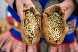 Traditionelle lederne Sámi-Schuhe mit isolierendem Heu, traditionelles Duodji-Handwerk.