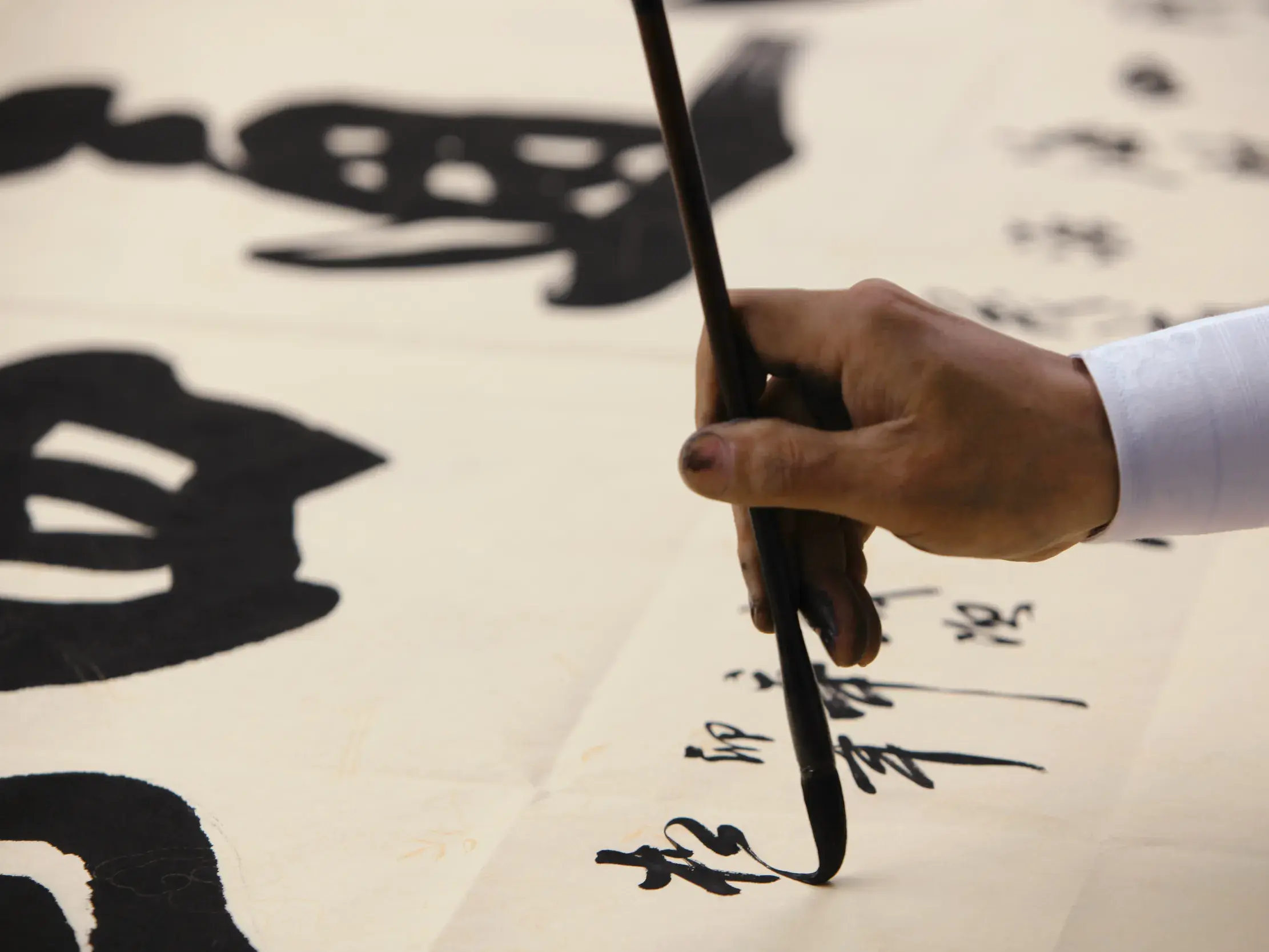 Pinselmalerei von traditionellen chinesischen Schriftzeichen, ein Einblick in die Kunst der Kalligrafie Chinas.